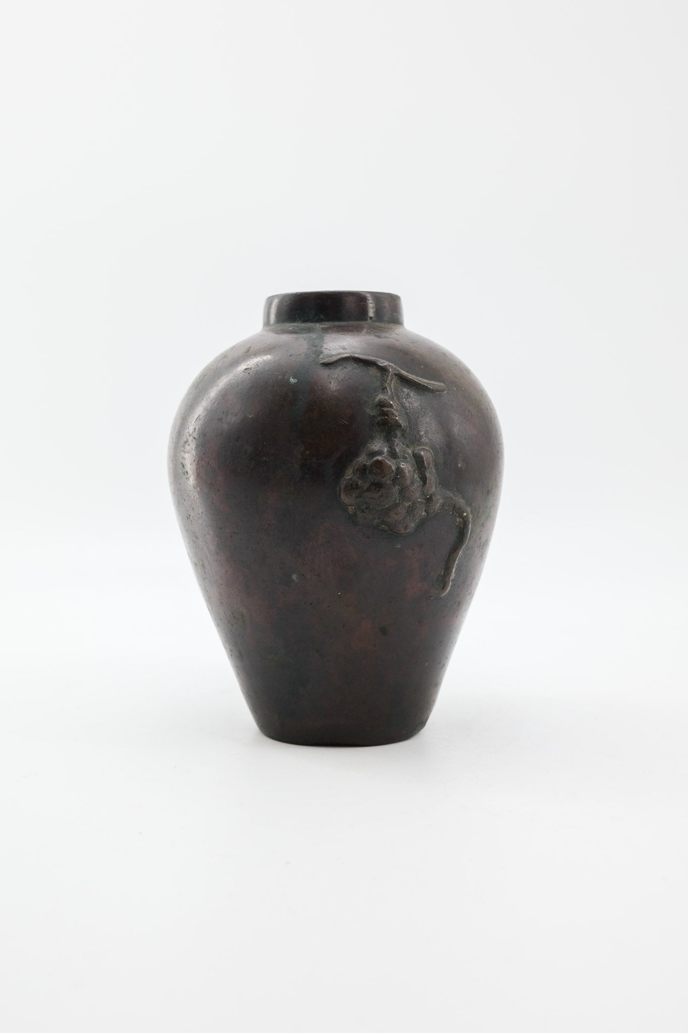Vintage Metal Vase with Grape Relief / ヴィンテージ 金属製 葡萄レリーフ 花器