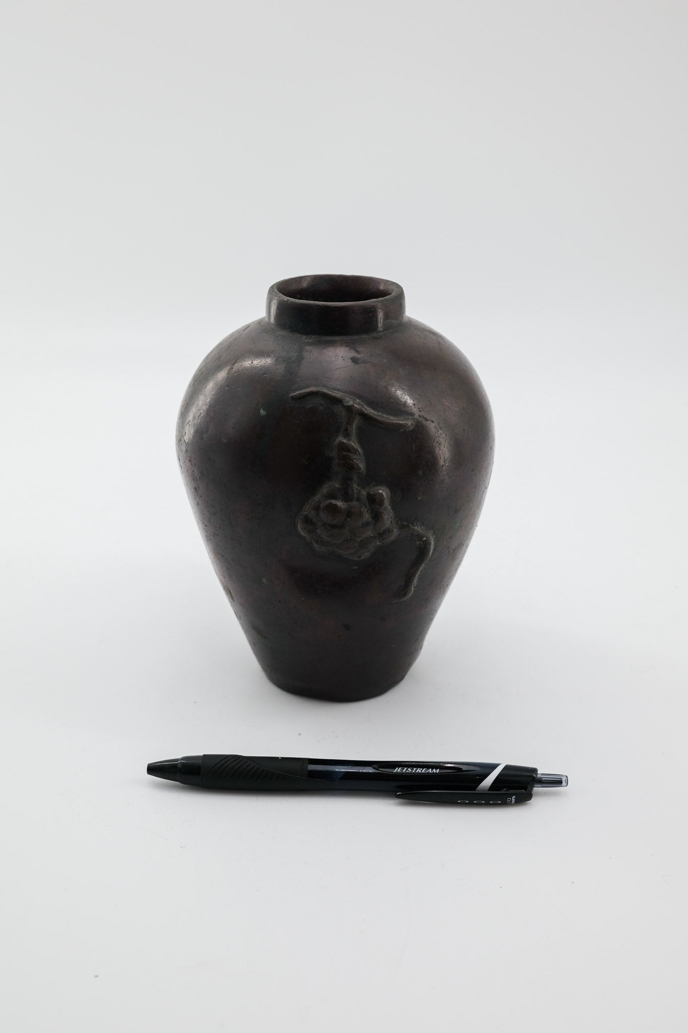 Vintage Metal Vase with Grape Relief / ヴィンテージ 金属製 葡萄レリーフ 花器