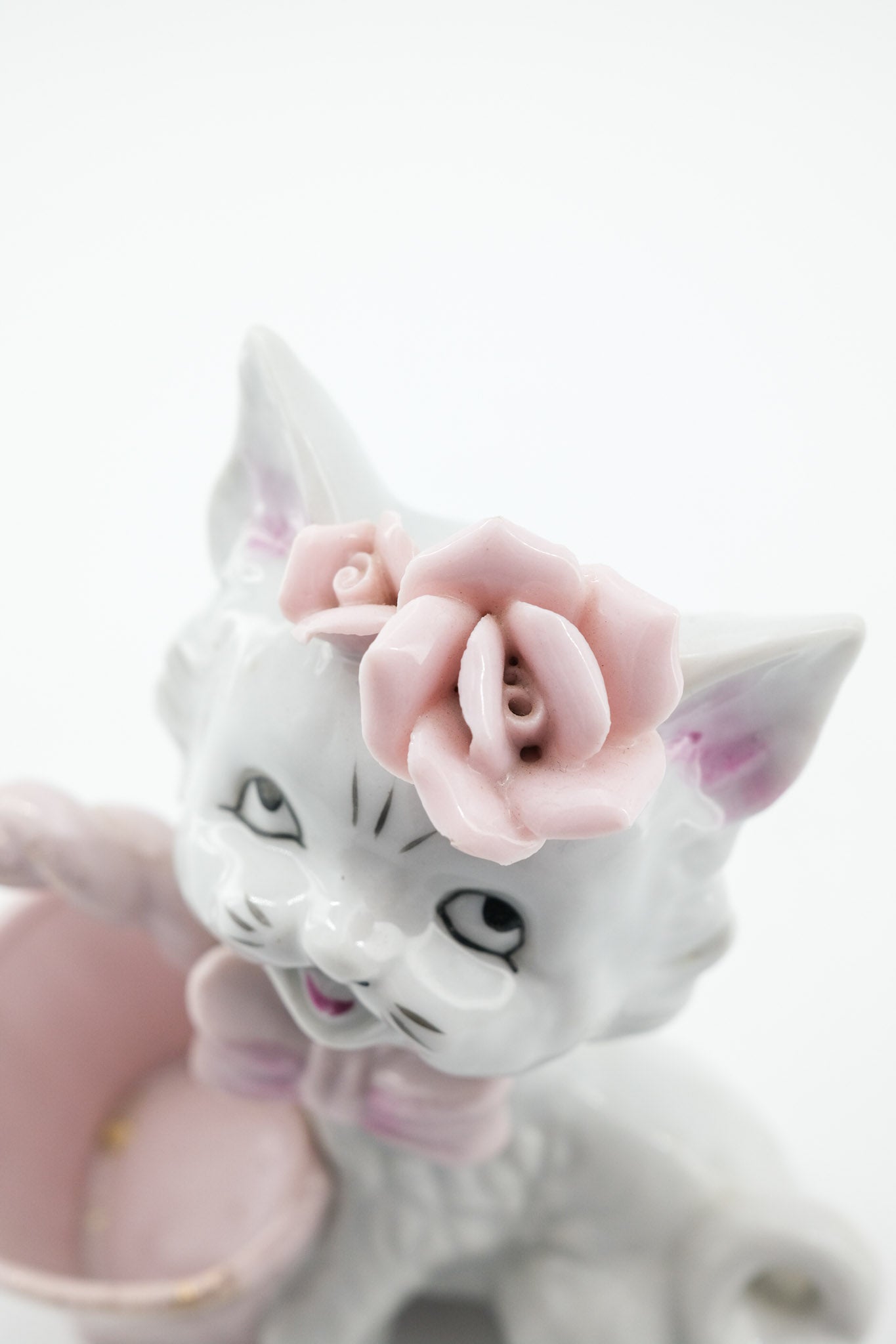 Wales Ceramic Cat with Flower Basket / ウェールズ 陶器の猫とフラワーバスケット