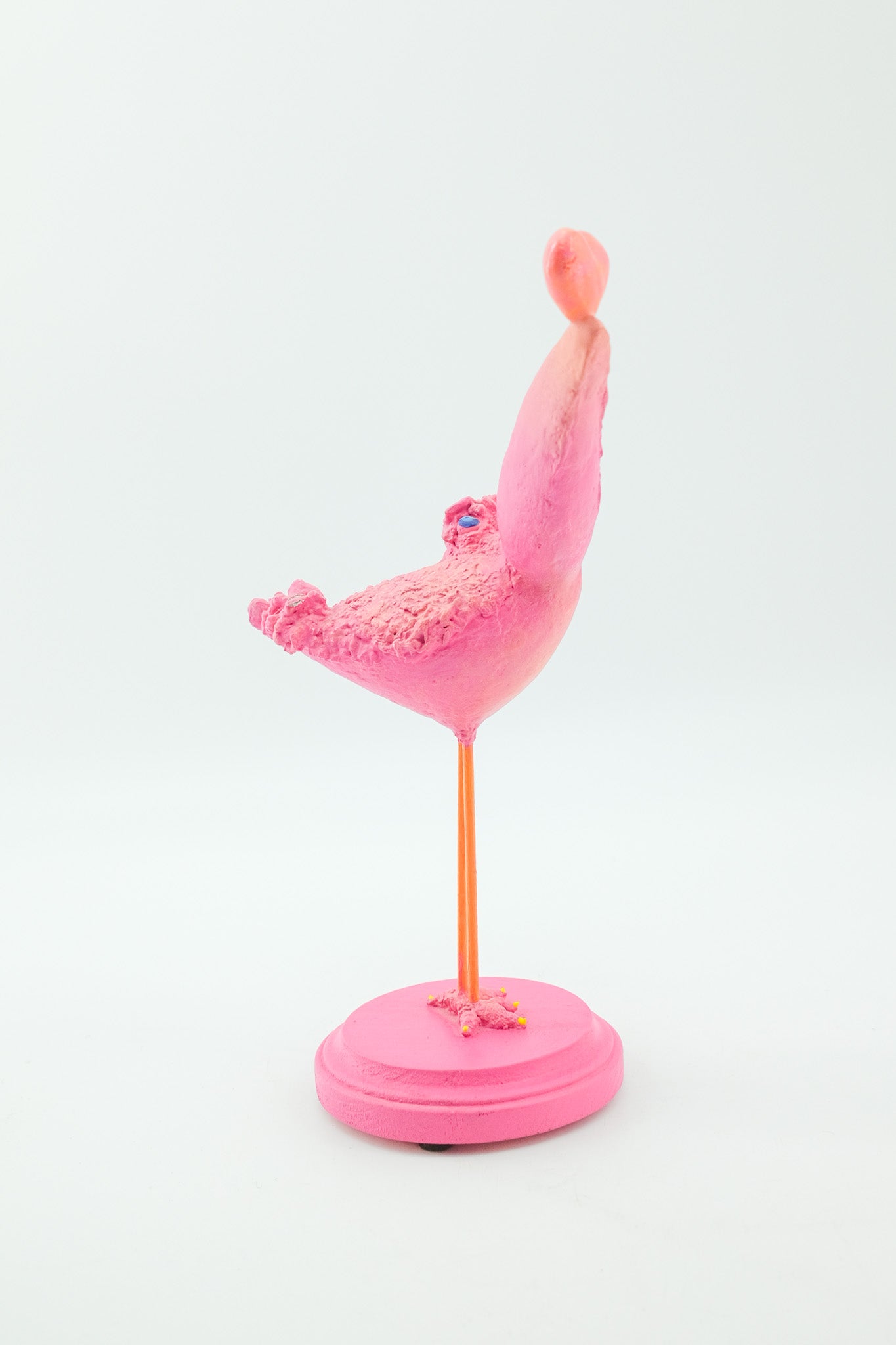 Bird Holding a Heart / ハートを掲げた鳥