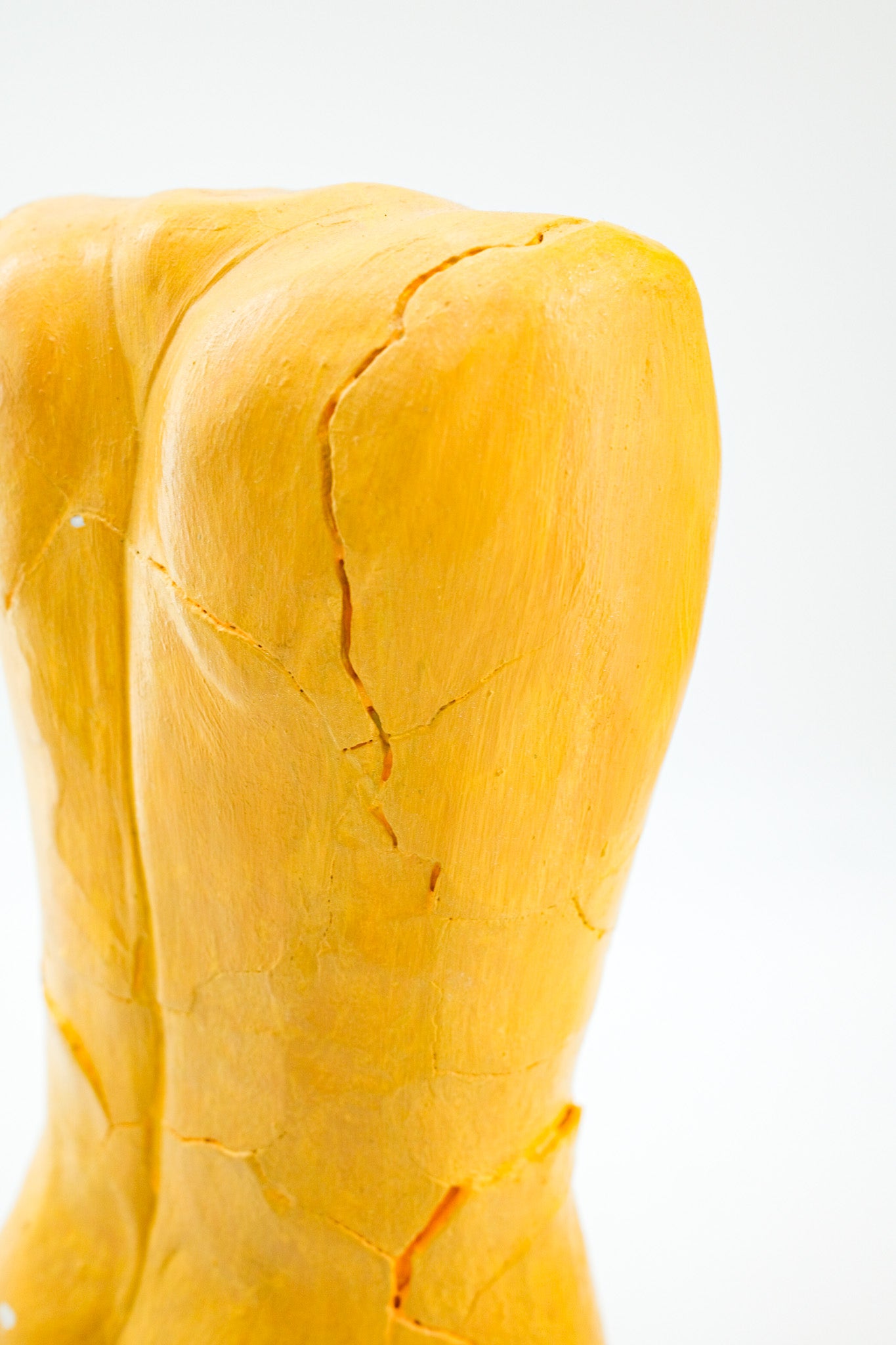 Yellow Female Torso Sculpture with Pebbles / 黄色い裸婦の像