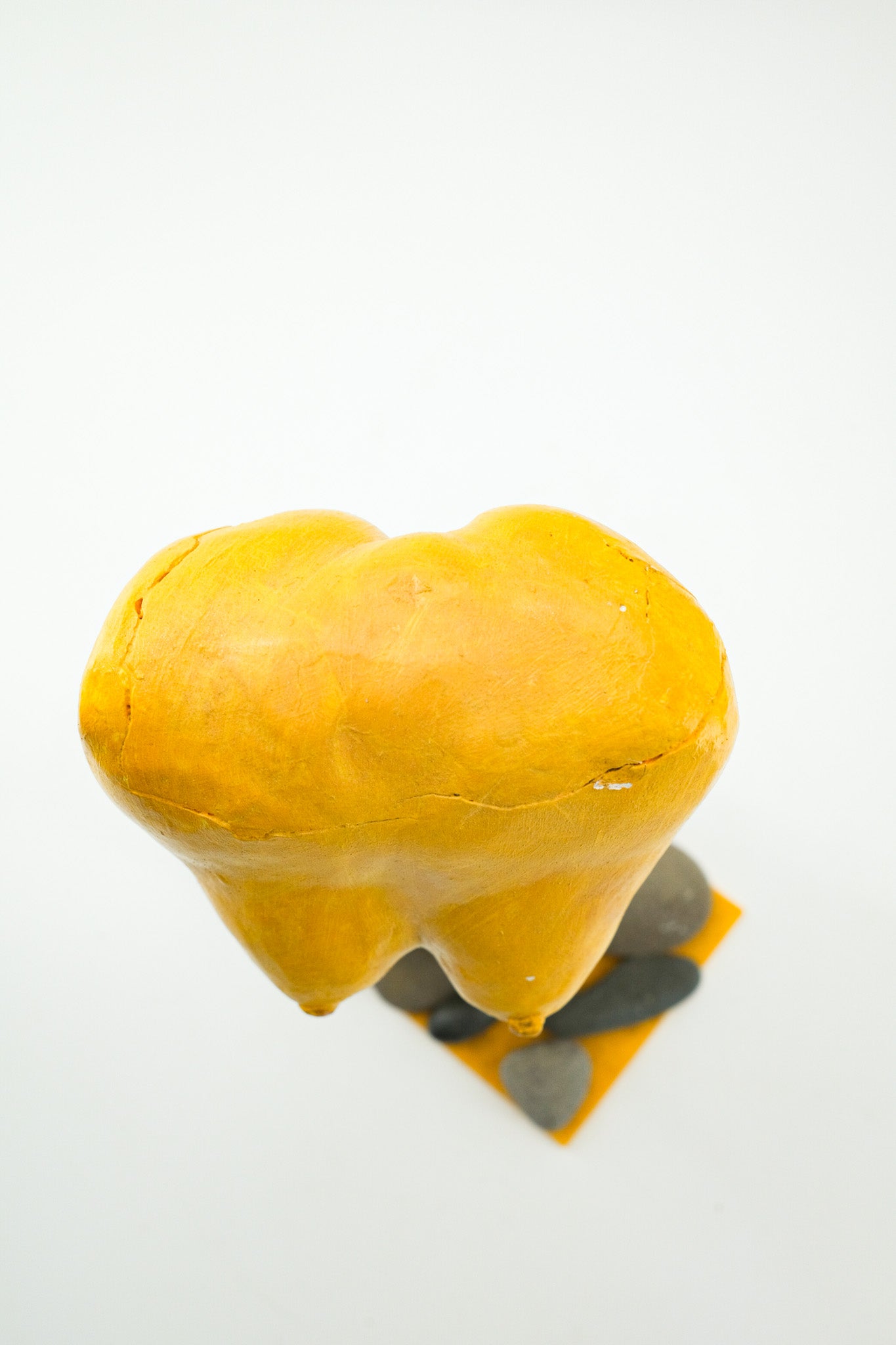 Yellow Female Torso Sculpture with Pebbles / 黄色い裸婦の像