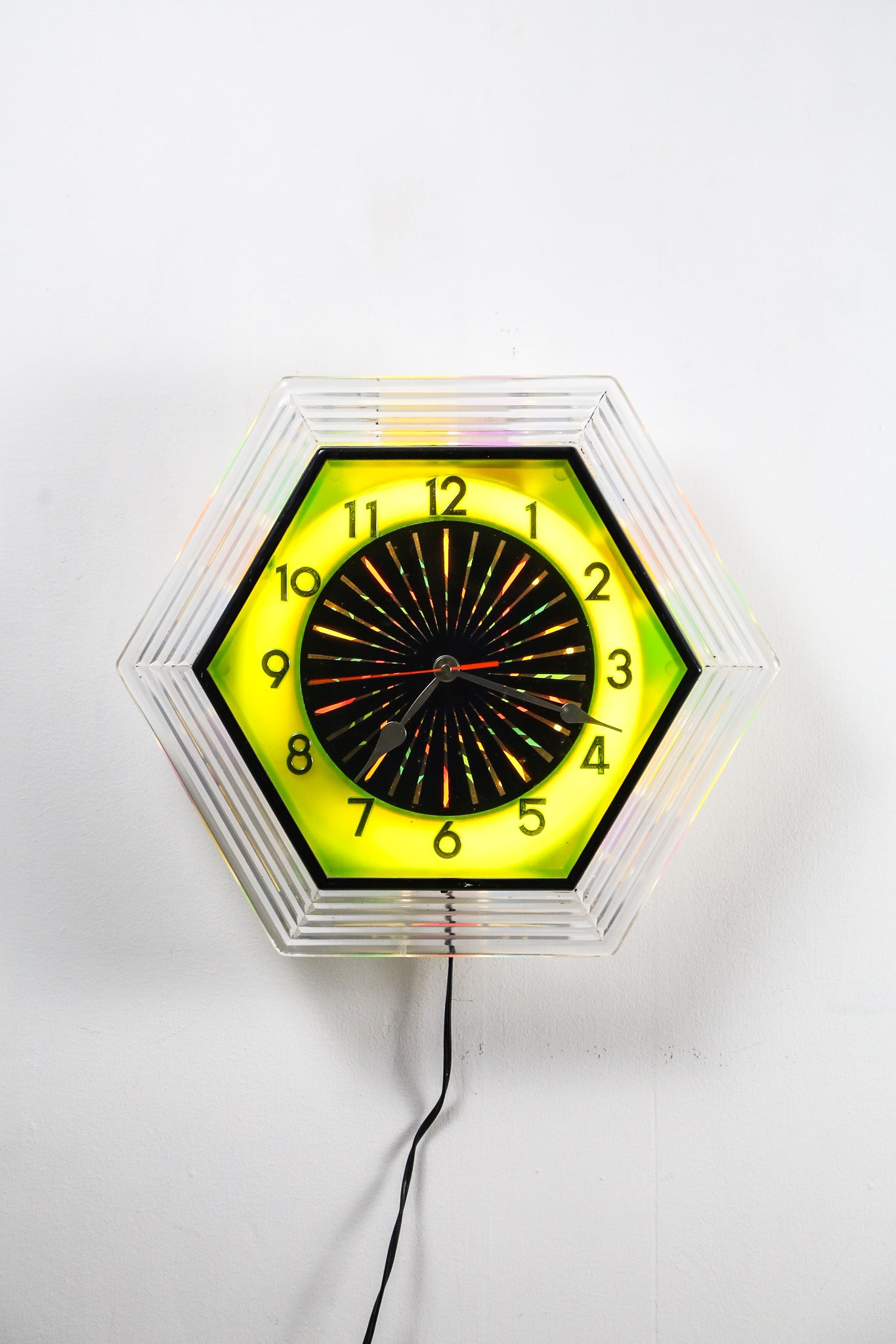 Colorful Glowing Wall Clock / カラフルに光る時計