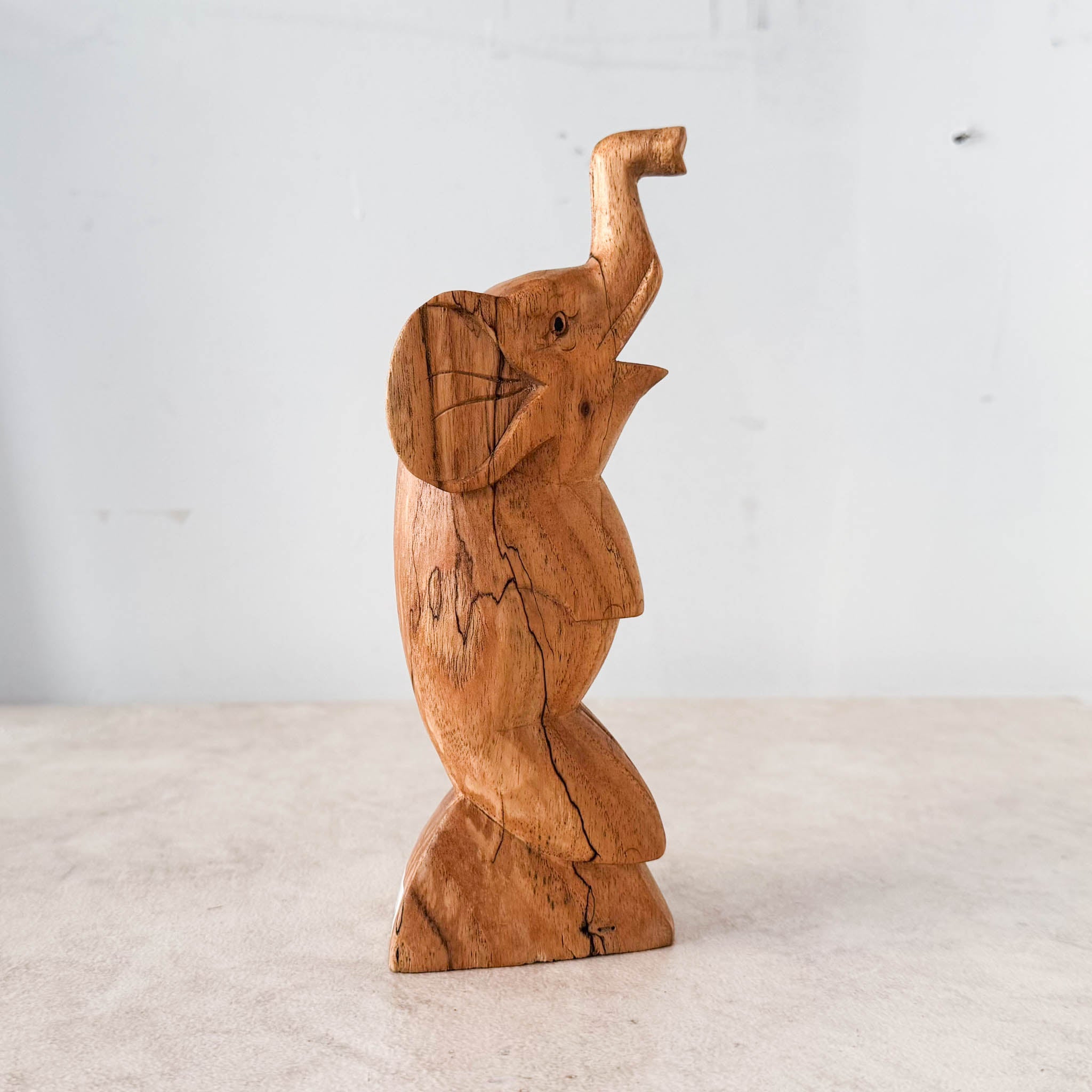 Wooden Elephant / 木製のゾウ