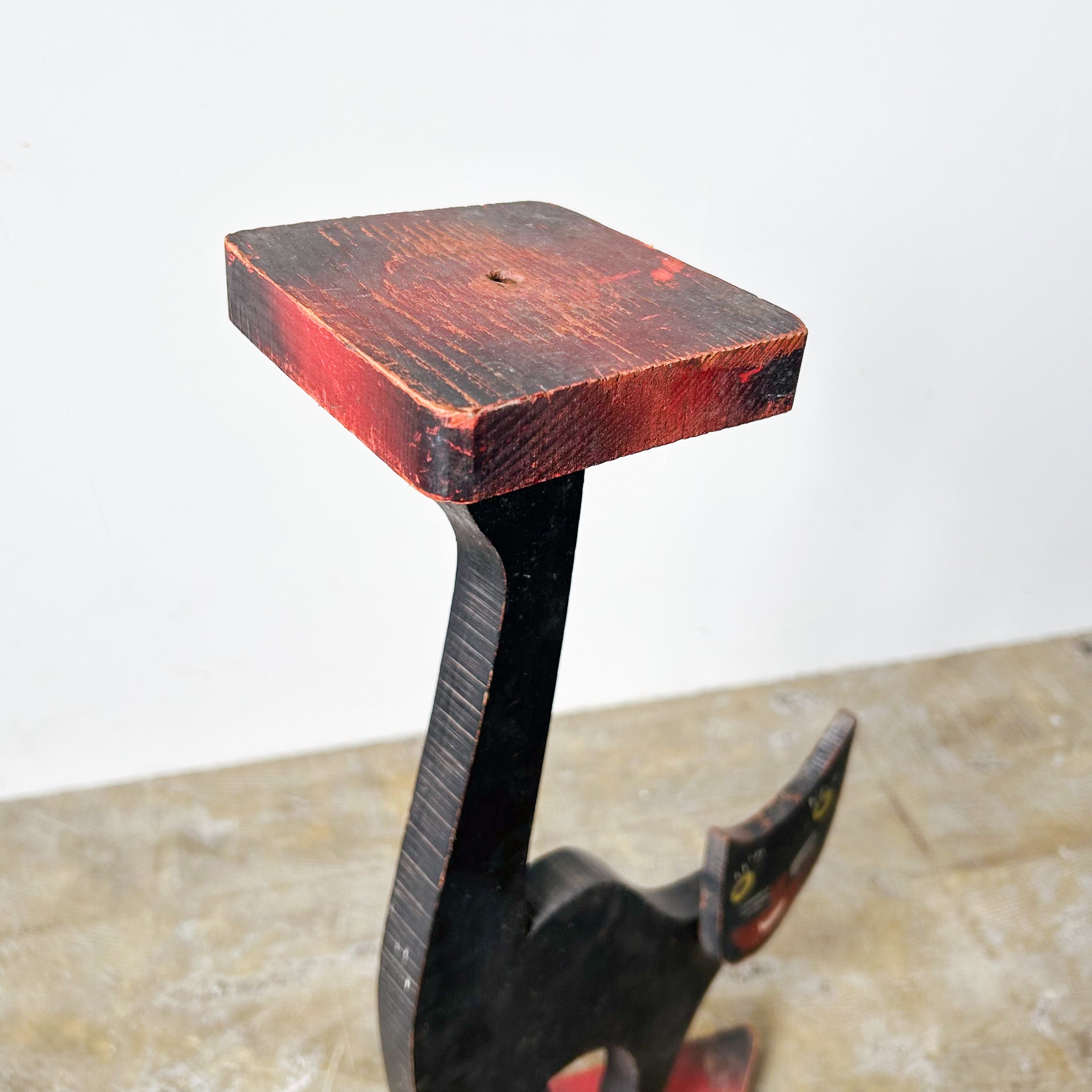 Wooden Cat Stand / 木製猫のスタンド