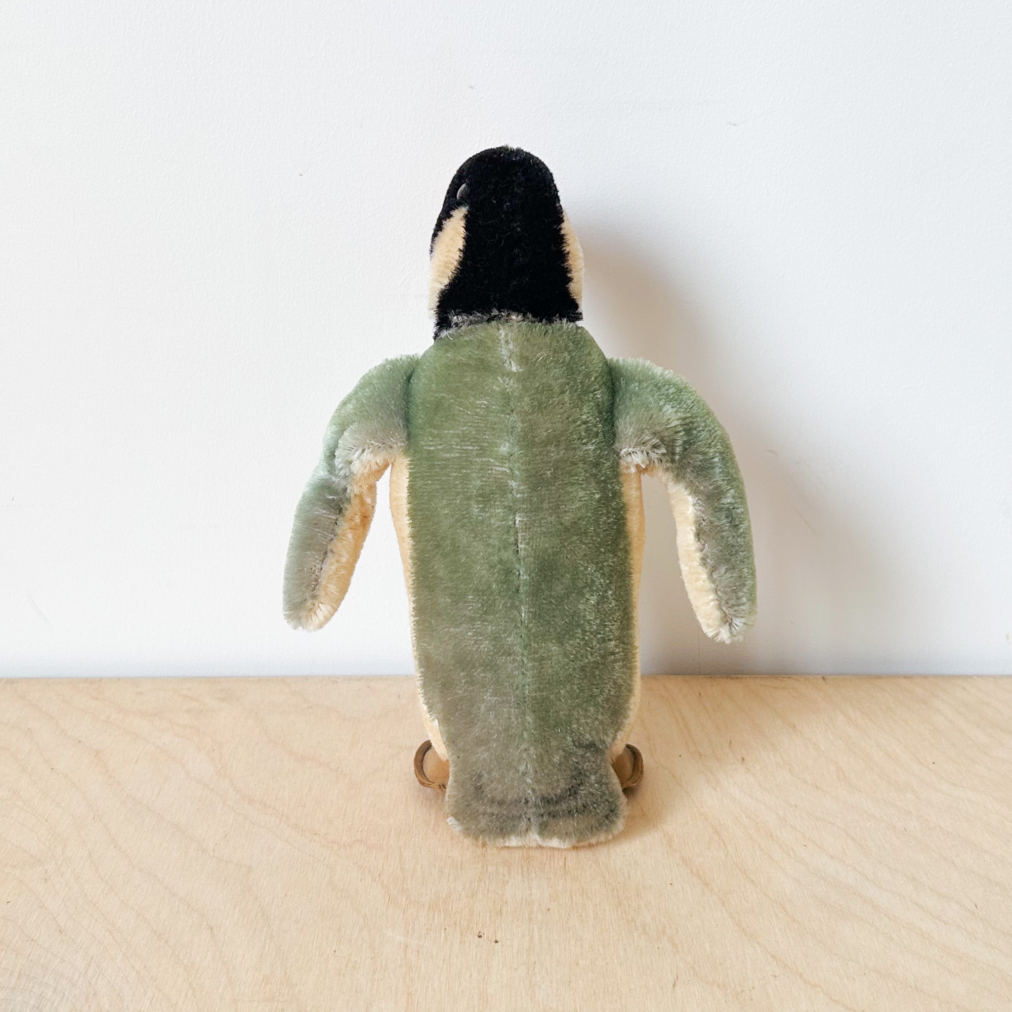 Penguin Stuffed Animal / ペンギンのぬいぐるみ