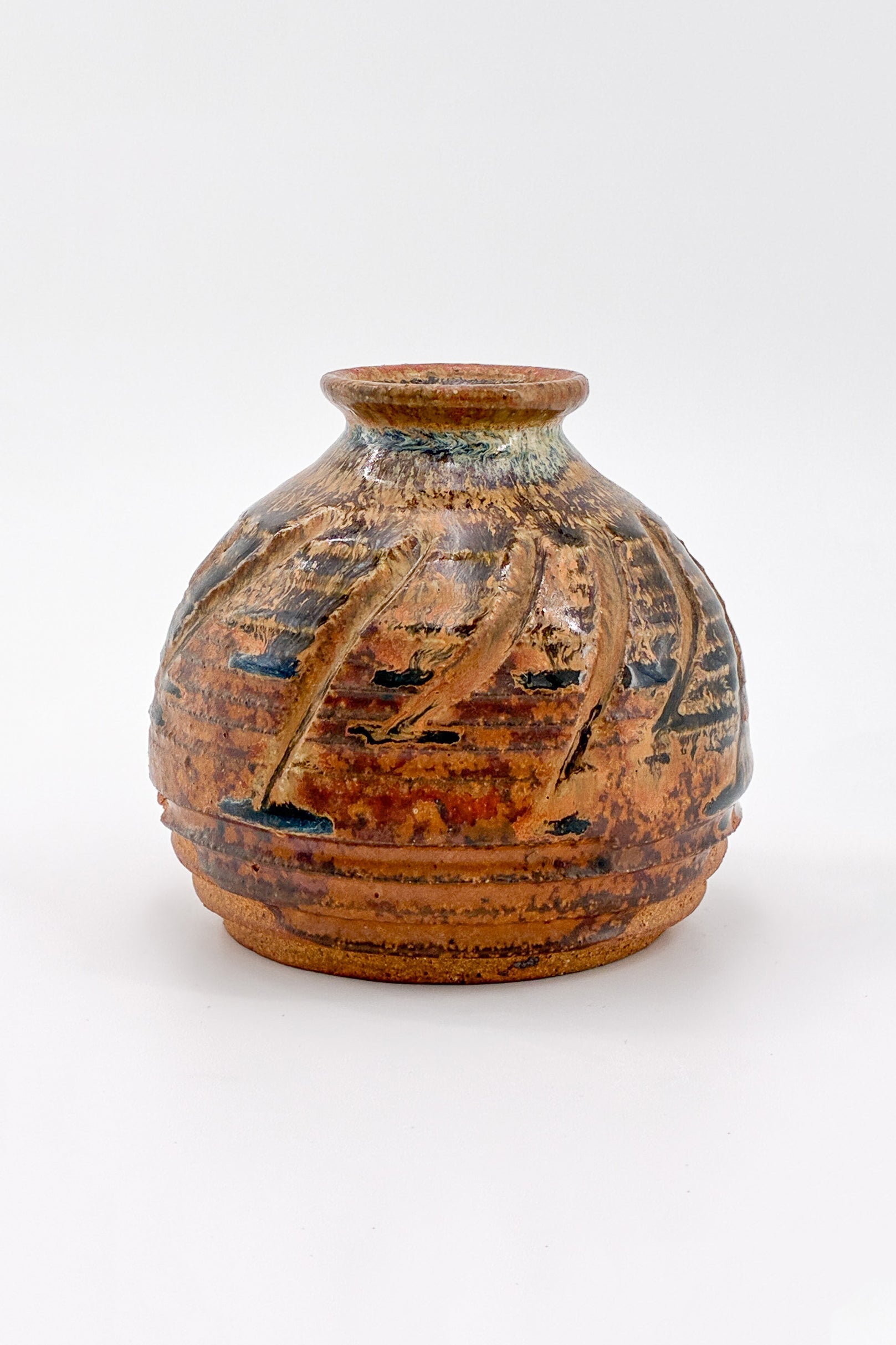Small Pottery Vase with Spiral Texture / スパイラルテクスチャー 陶器製 小型ベース