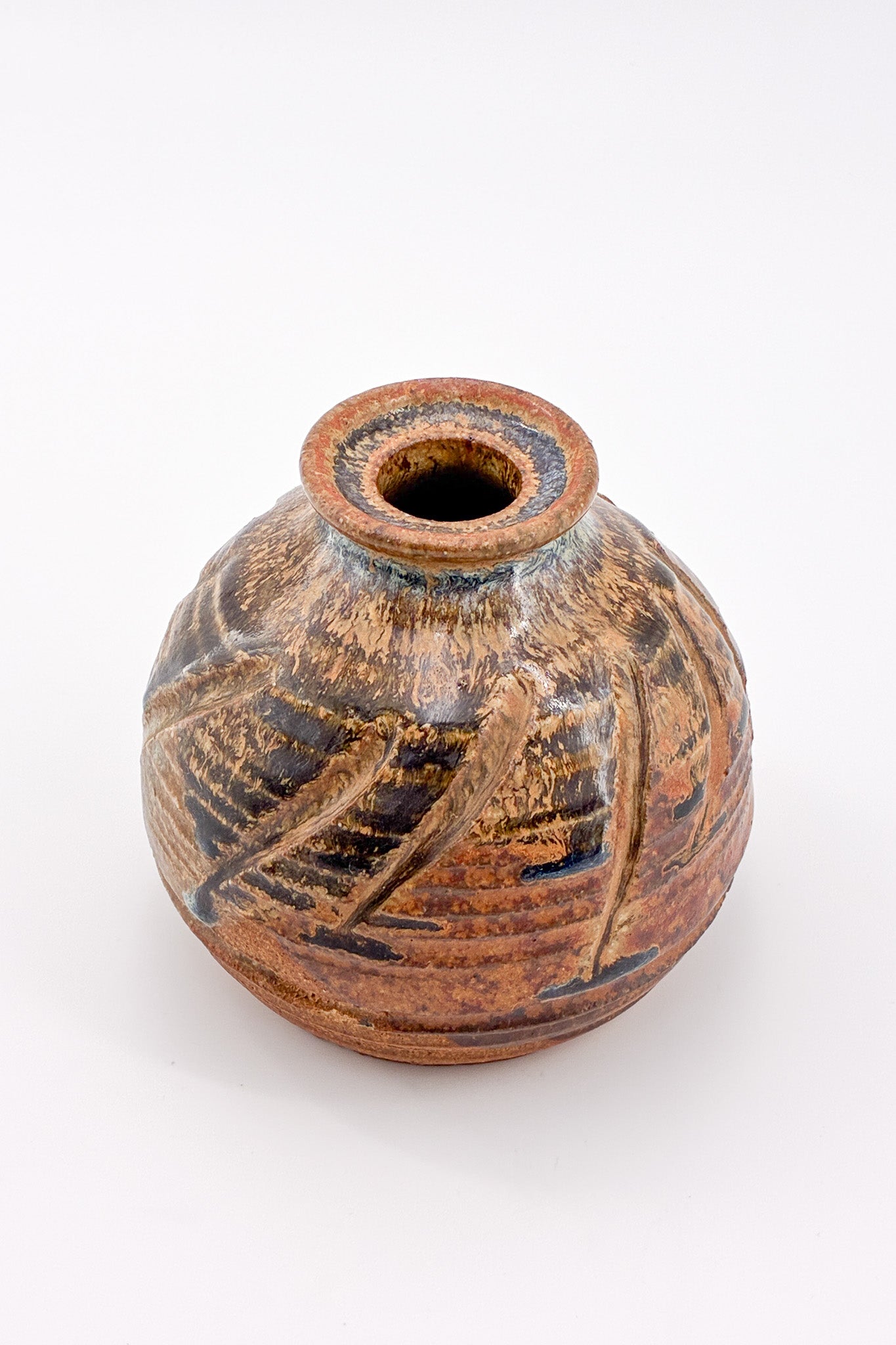 Small Pottery Vase with Spiral Texture / スパイラルテクスチャー 陶器製 小型ベース