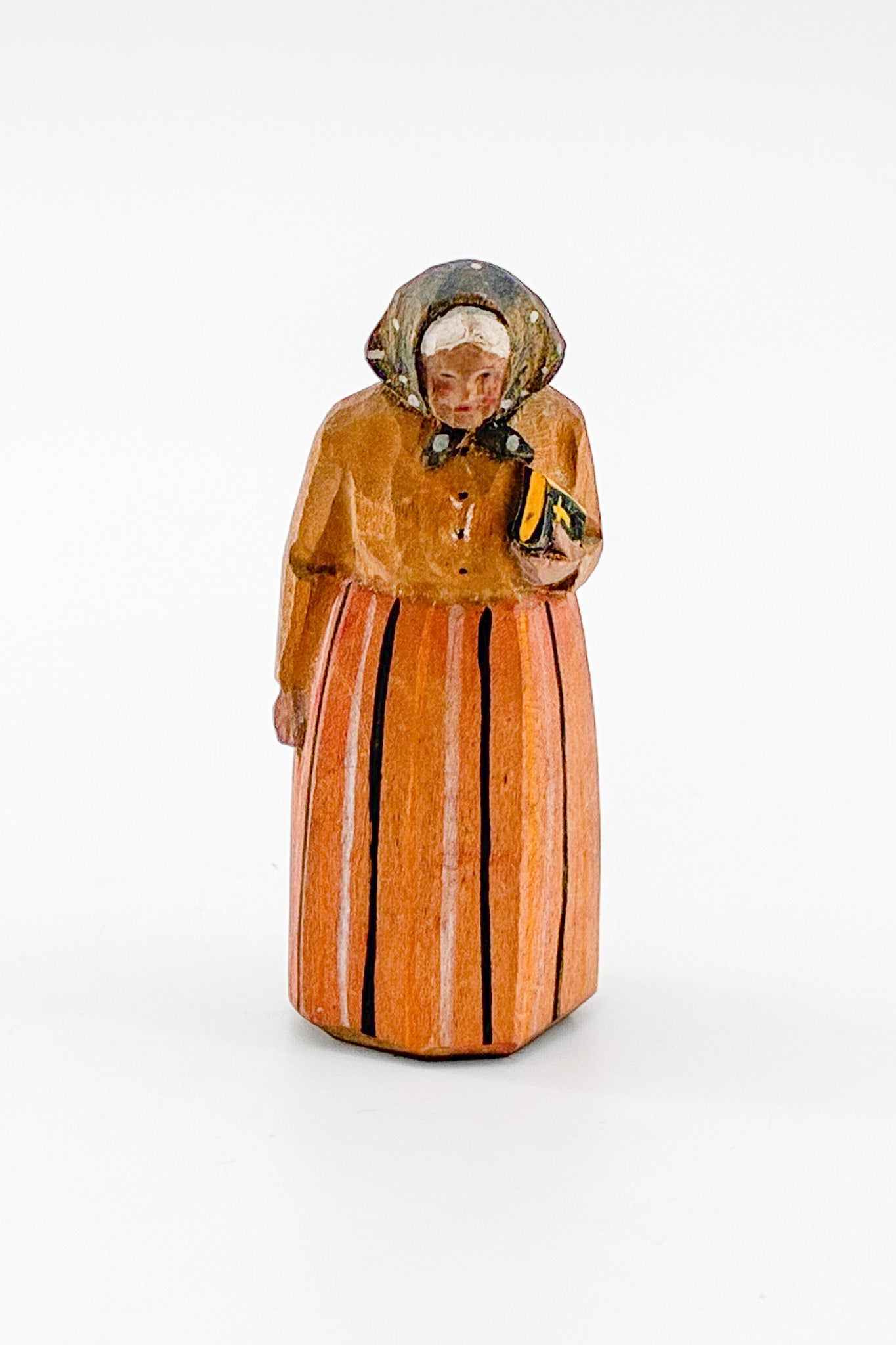 Vintage Wood Carved Figurine "Old Lady with Bible" / 木彫りの人形「聖書を持つ老婦人」