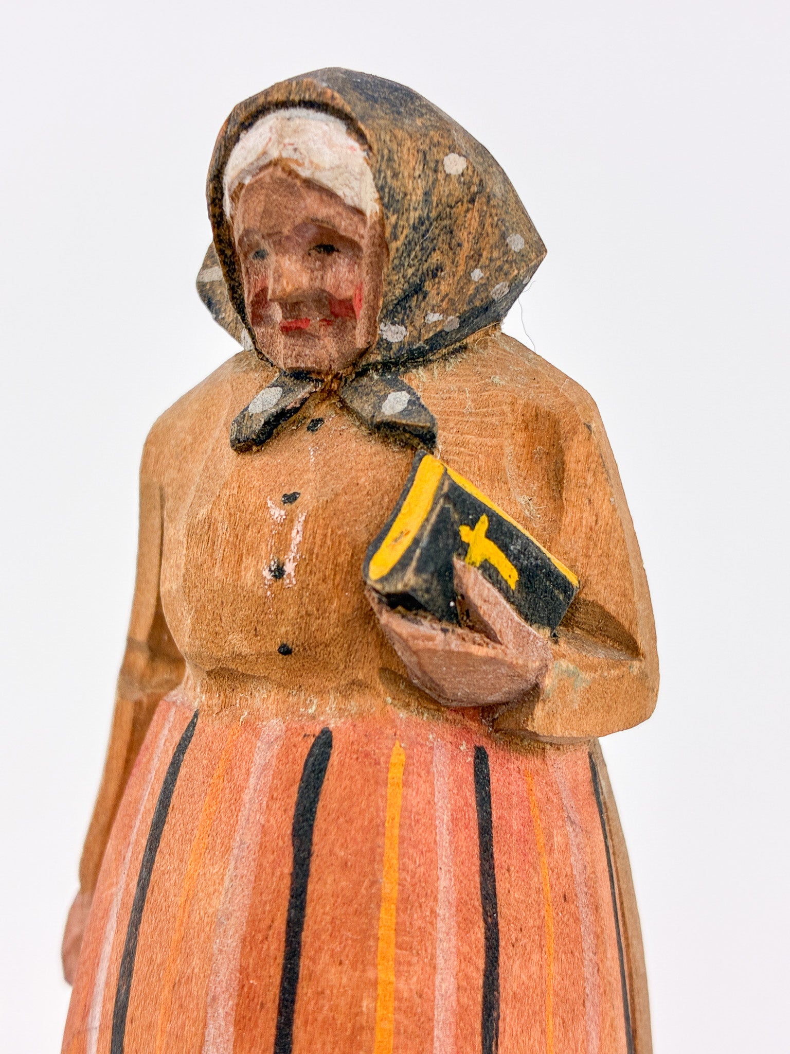 Vintage Wood Carved Figurine "Old Lady with Bible" / 木彫りの人形「聖書を持つ老婦人」