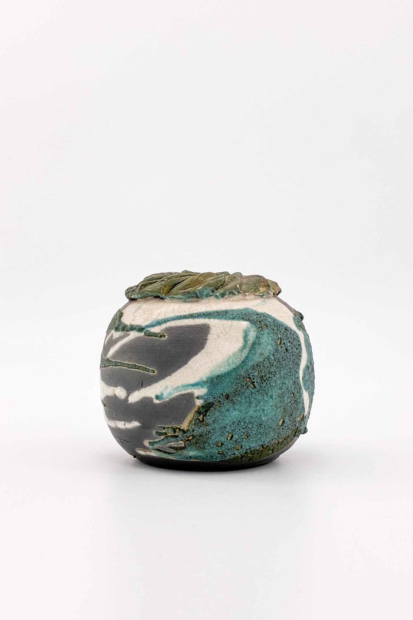 Small Ceramic Vessel with Textured Surface / 小さな装飾陶器