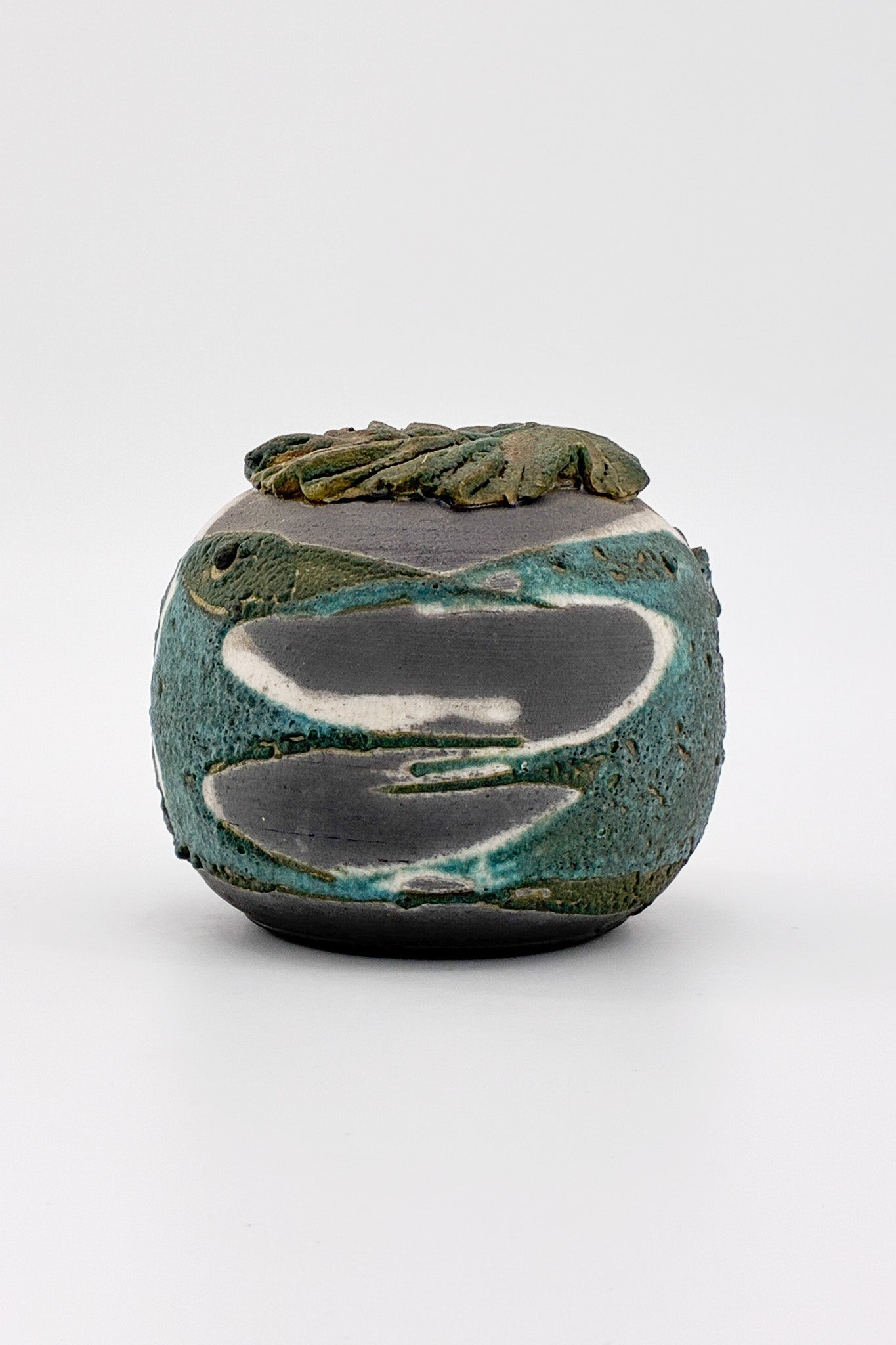 Small Ceramic Vessel with Textured Surface / 小さな装飾陶器