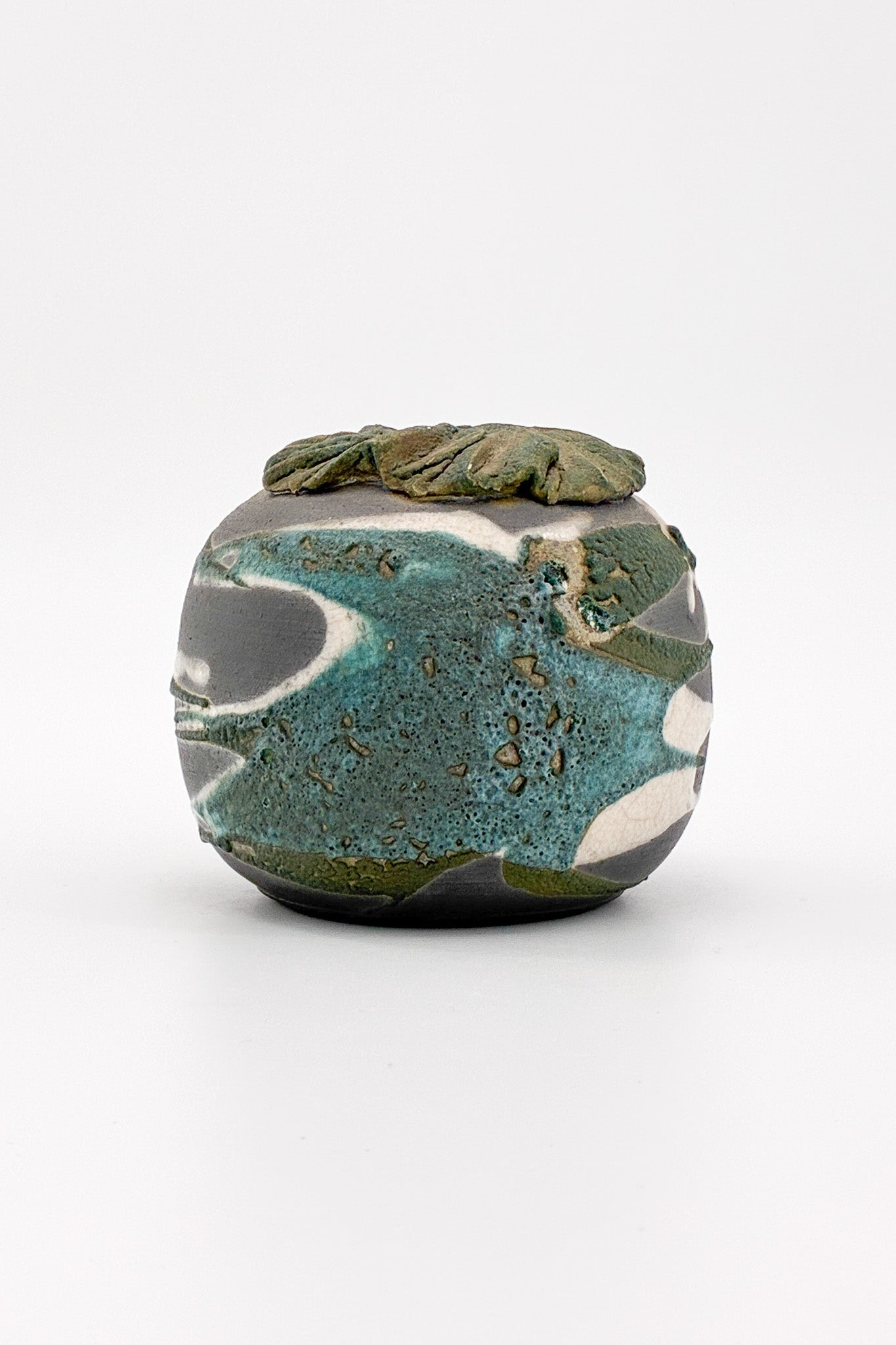Small Ceramic Vessel with Textured Surface / 小さな装飾陶器