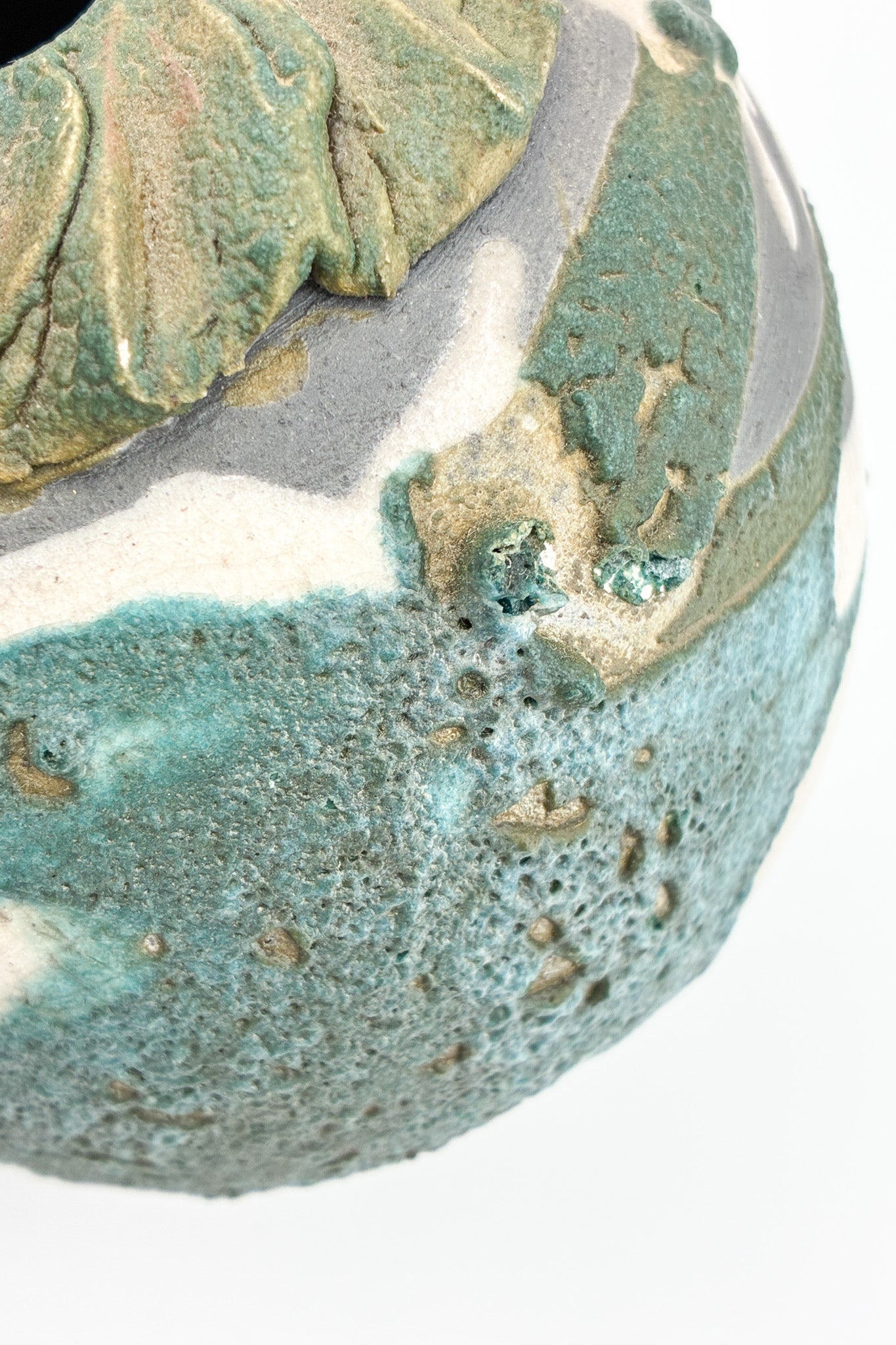 Small Ceramic Vessel with Textured Surface / 小さな装飾陶器