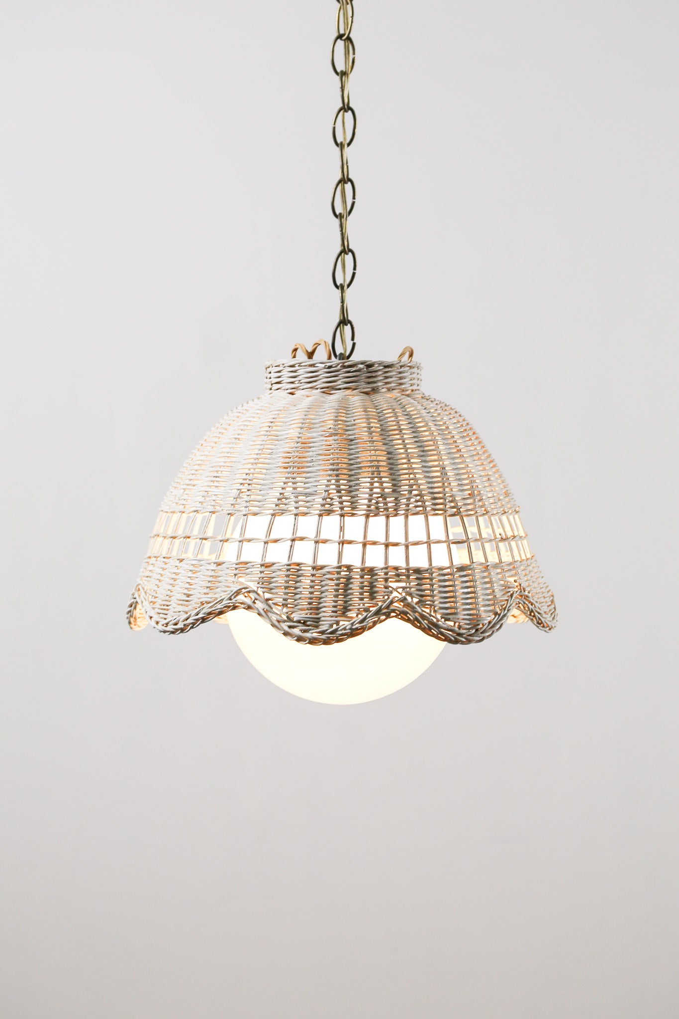White Wicker & Round Glass Table Lamp / 白籐編み＋丸ガラス テーブルライト