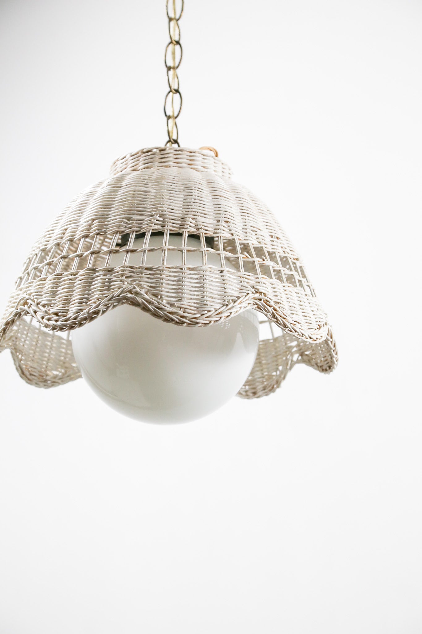 White Wicker & Round Glass Table Lamp / 白籐編み＋丸ガラス テーブルライト