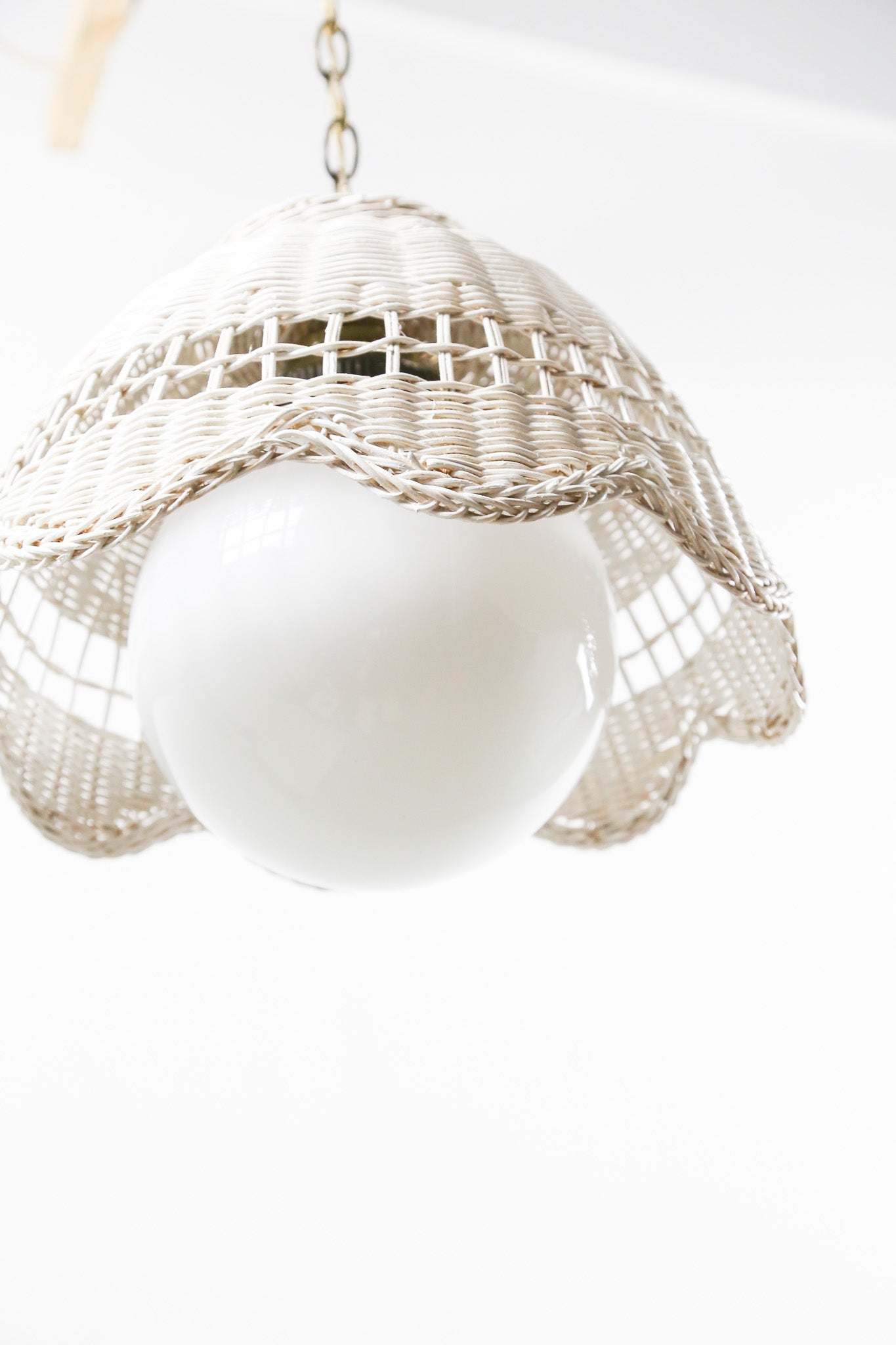White Wicker & Round Glass Table Lamp / 白籐編み＋丸ガラス テーブルライト
