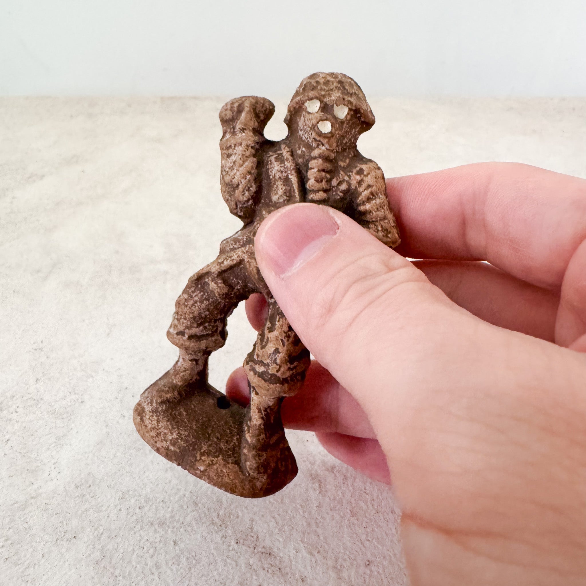 Resin Soldier Figurine with GasMask / 樹脂製ガスマスクをした兵隊
