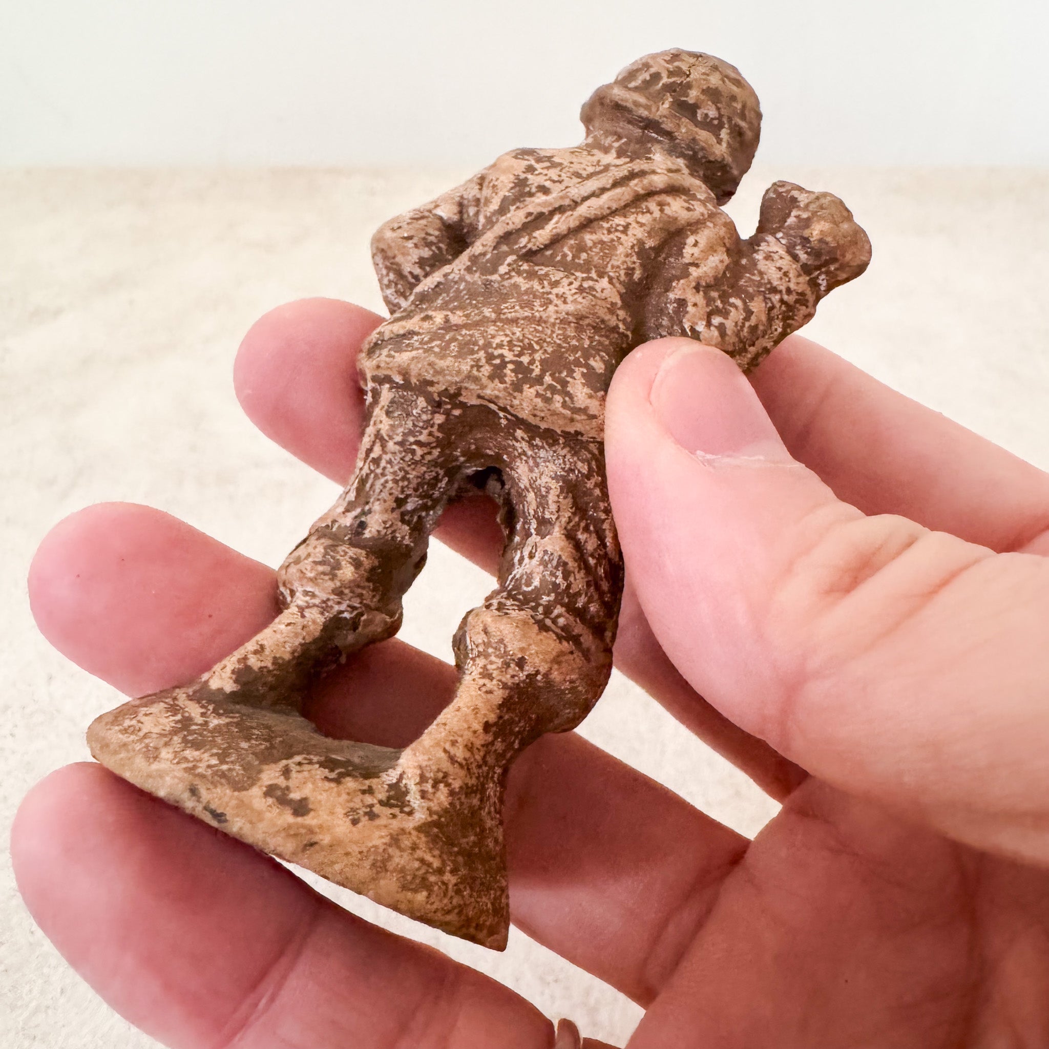 Resin Soldier Figurine with GasMask / 樹脂製ガスマスクをした兵隊