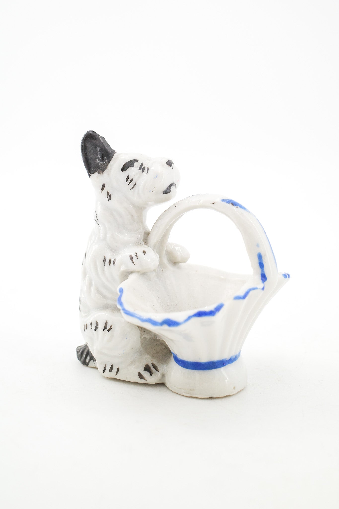 Dog with Basket Figurine / バスケットを抱えた犬のフィギュア