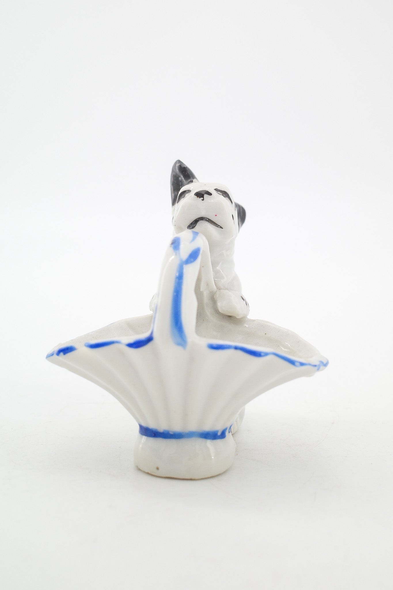 Dog with Basket Figurine / バスケットを抱えた犬のフィギュア