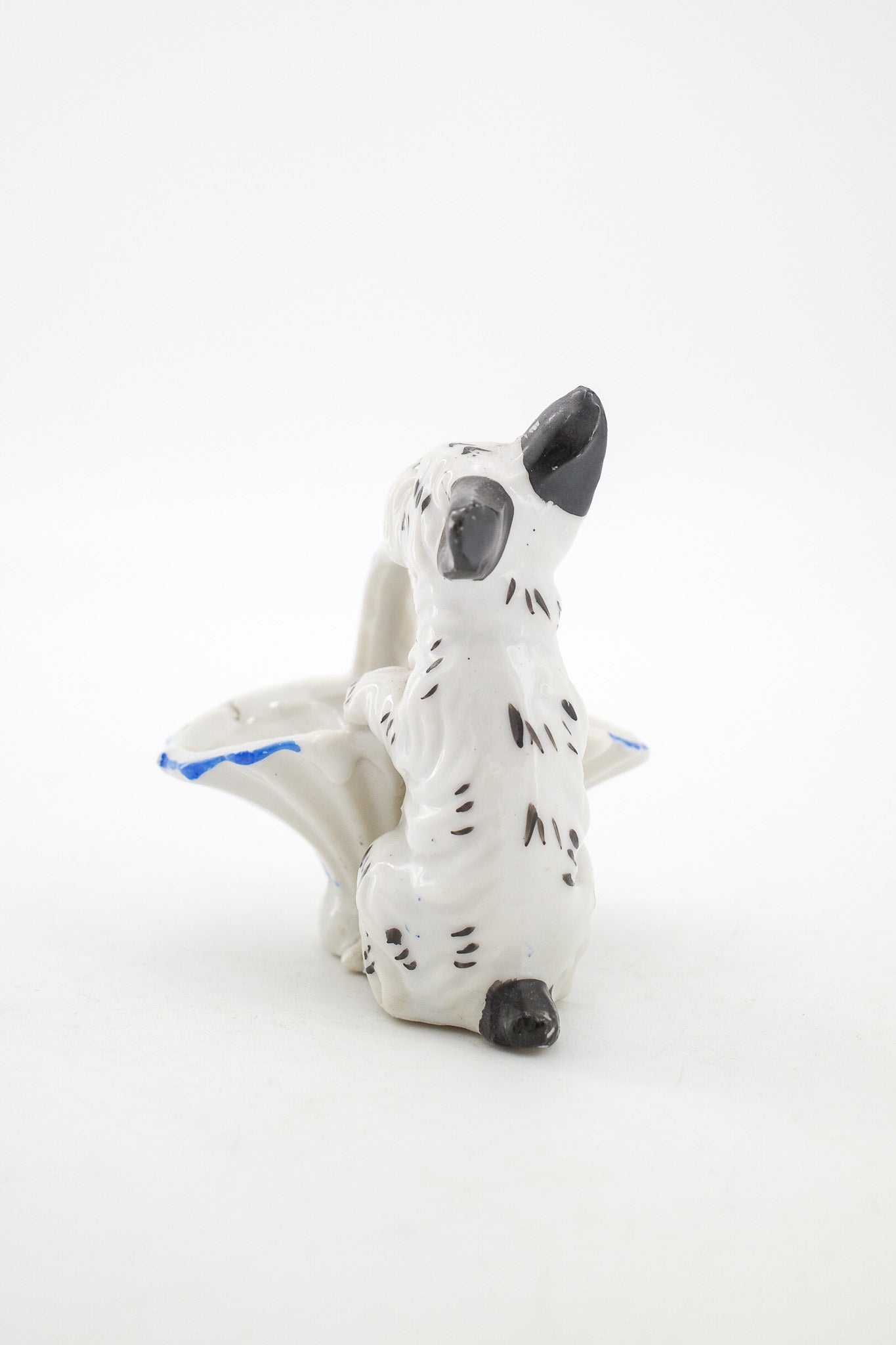 Dog with Basket Figurine / バスケットを抱えた犬のフィギュア
