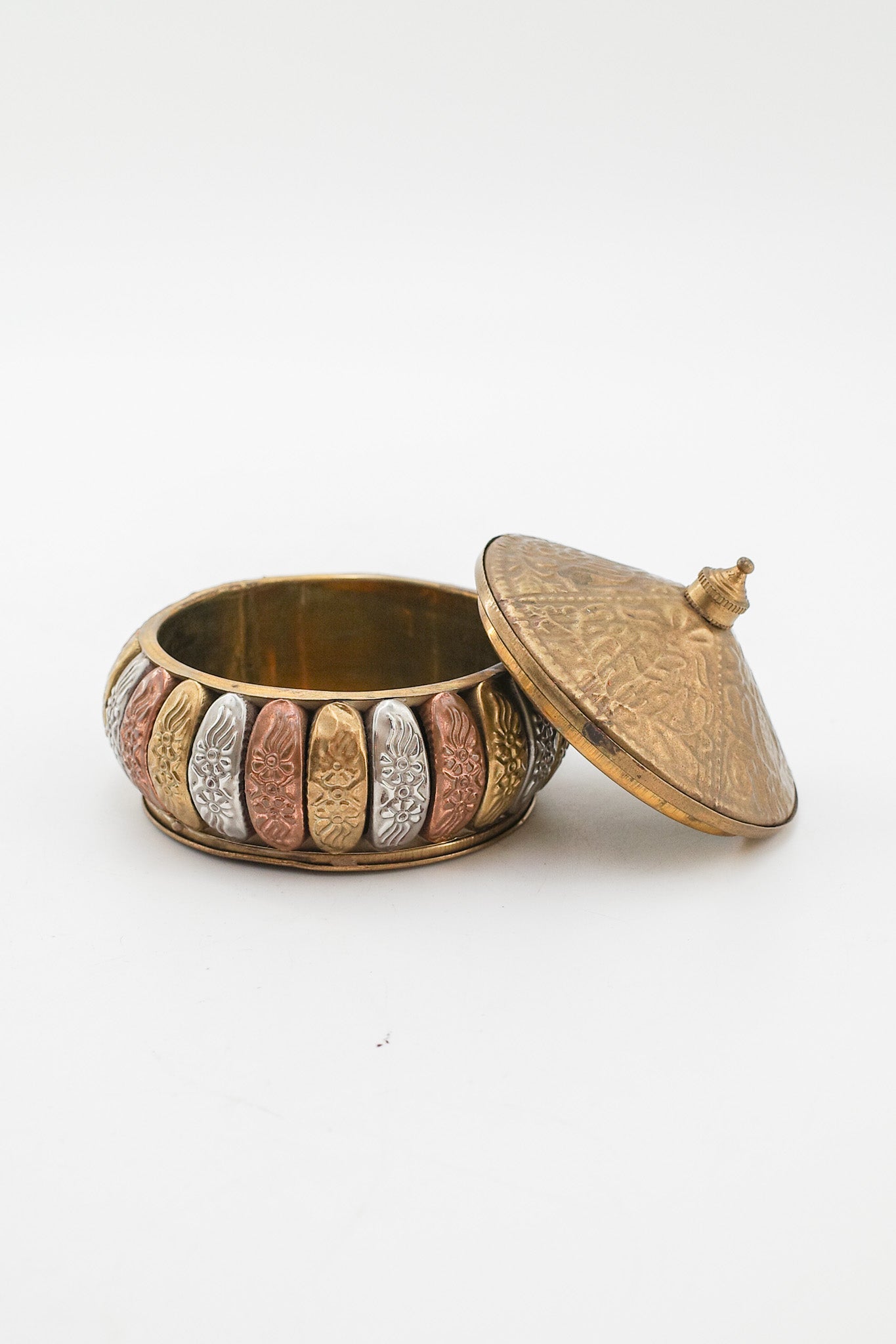 Vintage Metal Trinket Box with Botanical Relief / ヴィンテージ メタルレリーフ小物入れ