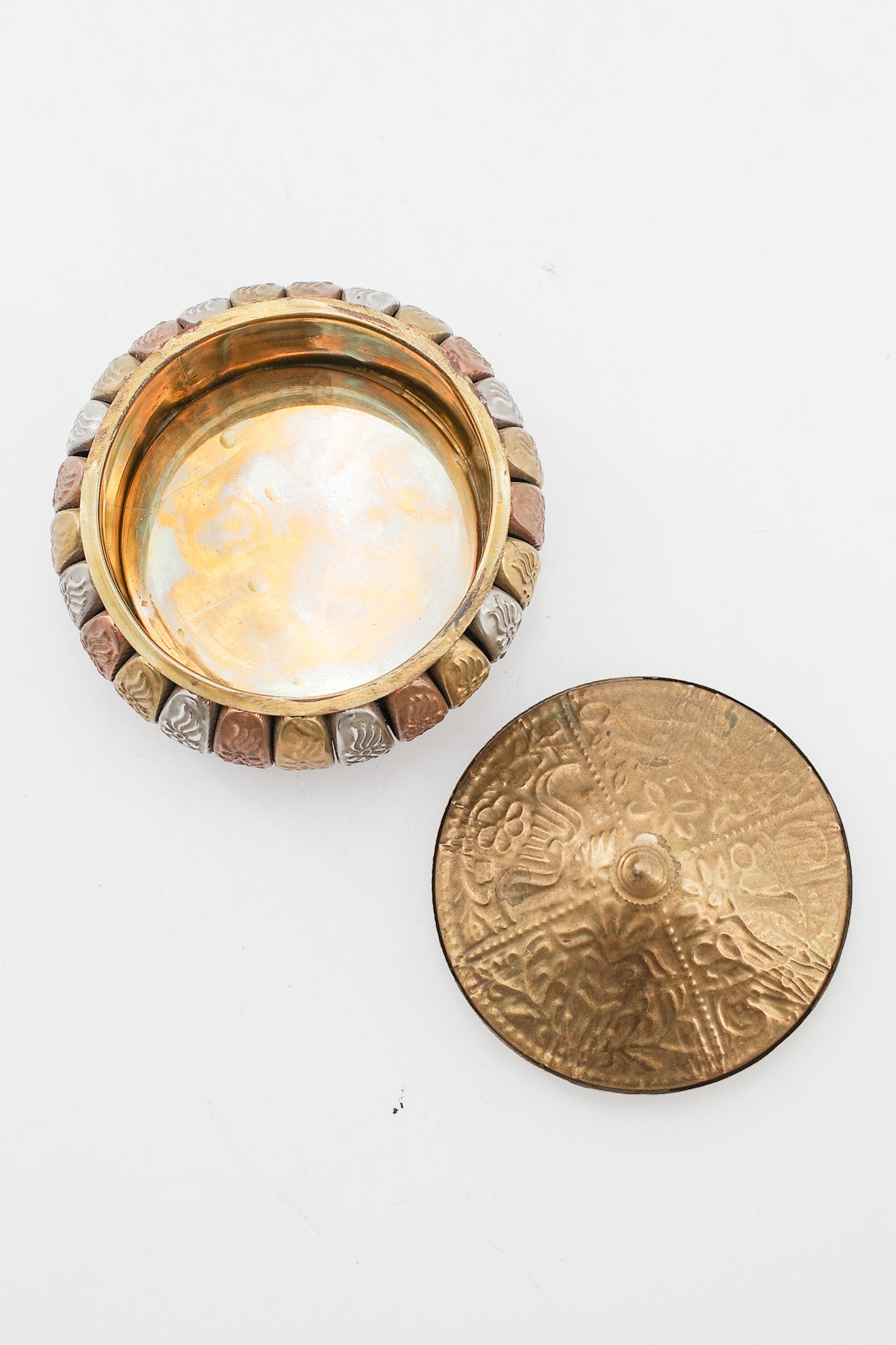 Vintage Metal Trinket Box with Botanical Relief / ヴィンテージ メタルレリーフ小物入れ