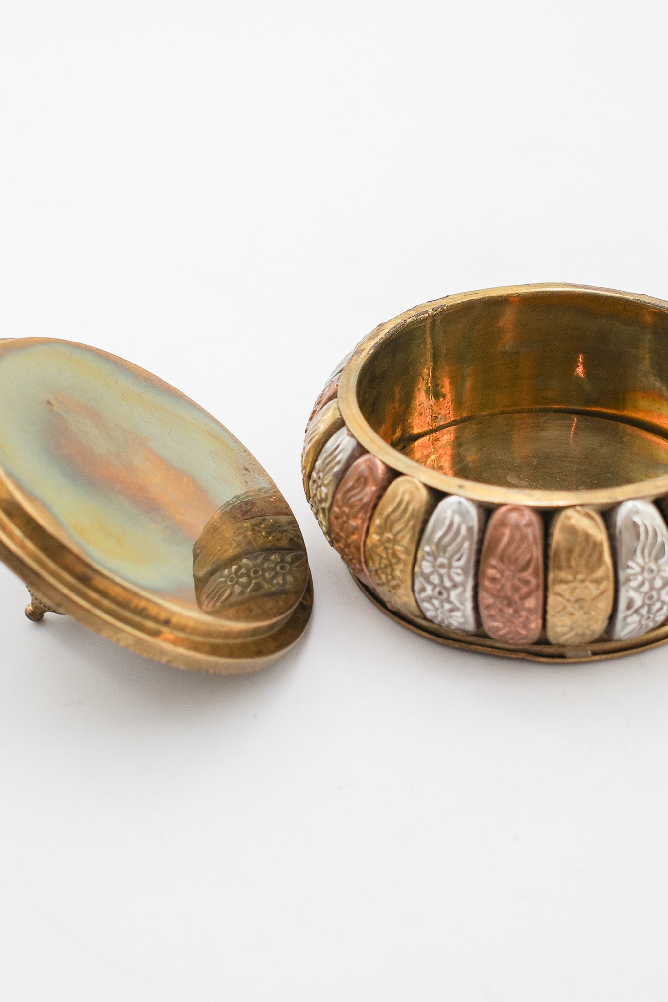 Vintage Metal Trinket Box with Botanical Relief / ヴィンテージ メタルレリーフ小物入れ