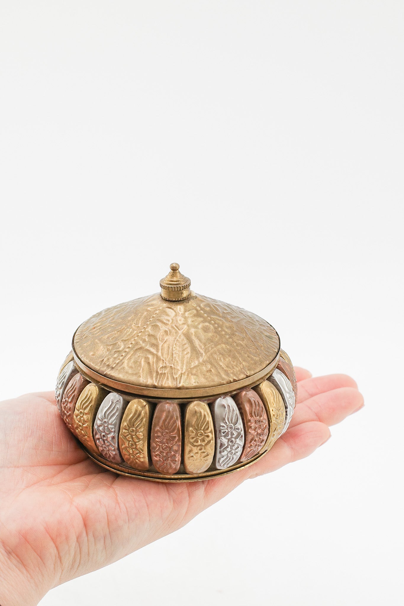 Vintage Metal Trinket Box with Botanical Relief / ヴィンテージ メタルレリーフ小物入れ