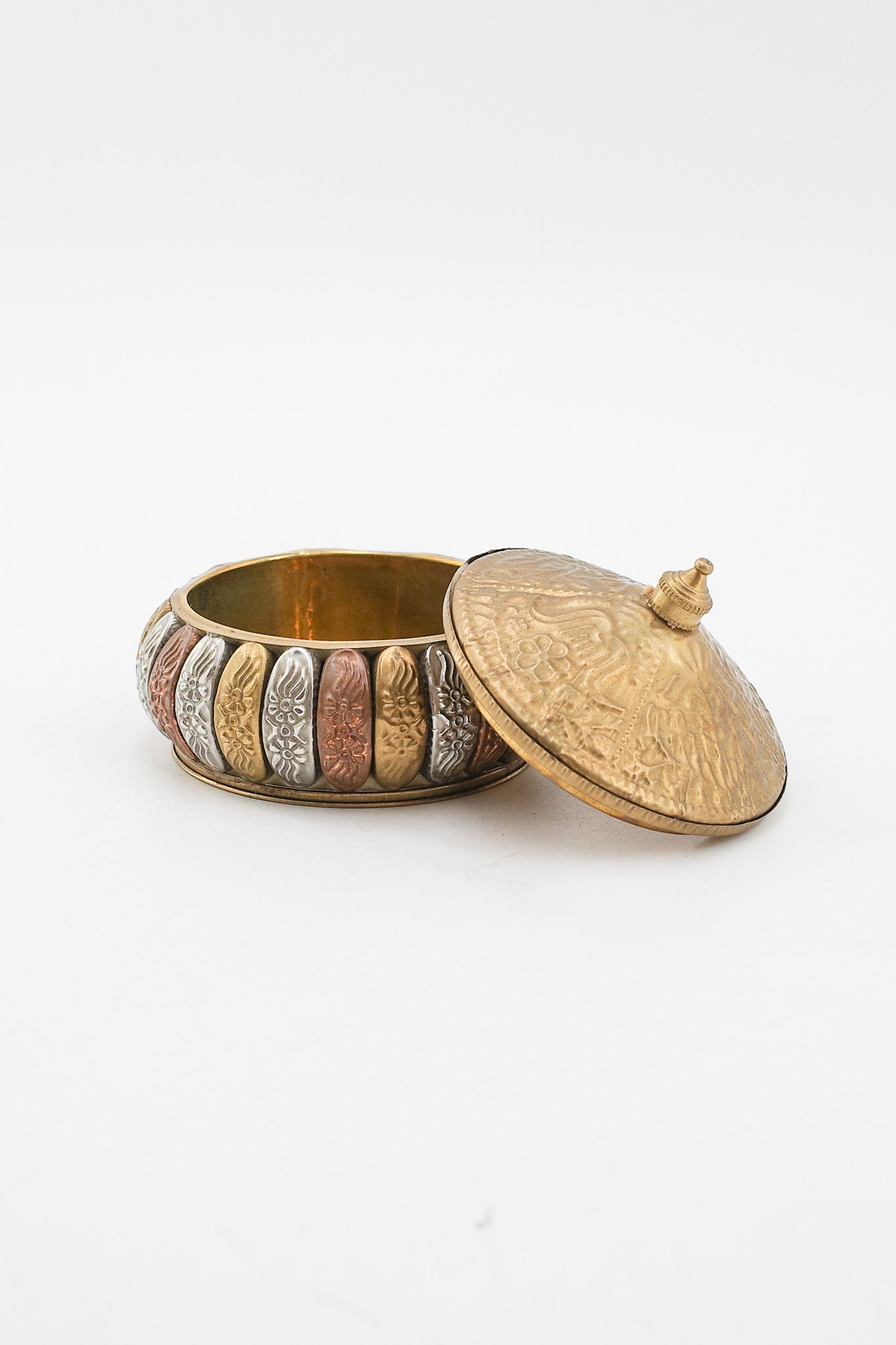 Vintage Metal Trinket Box with Botanical Relief / ヴィンテージ メタルレリーフ小物入れ
