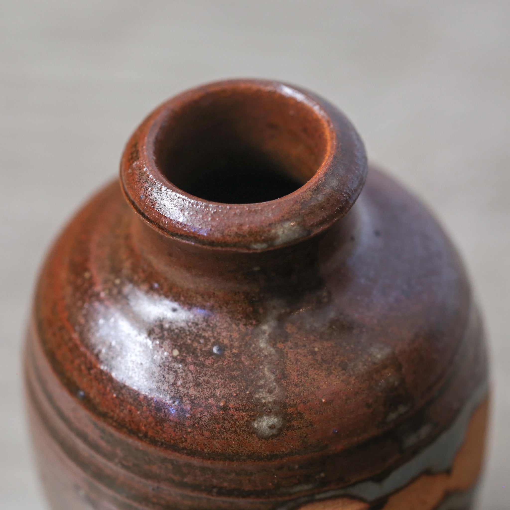 Vase With Hand-Shaped Pattern / 手の跡のついた花器