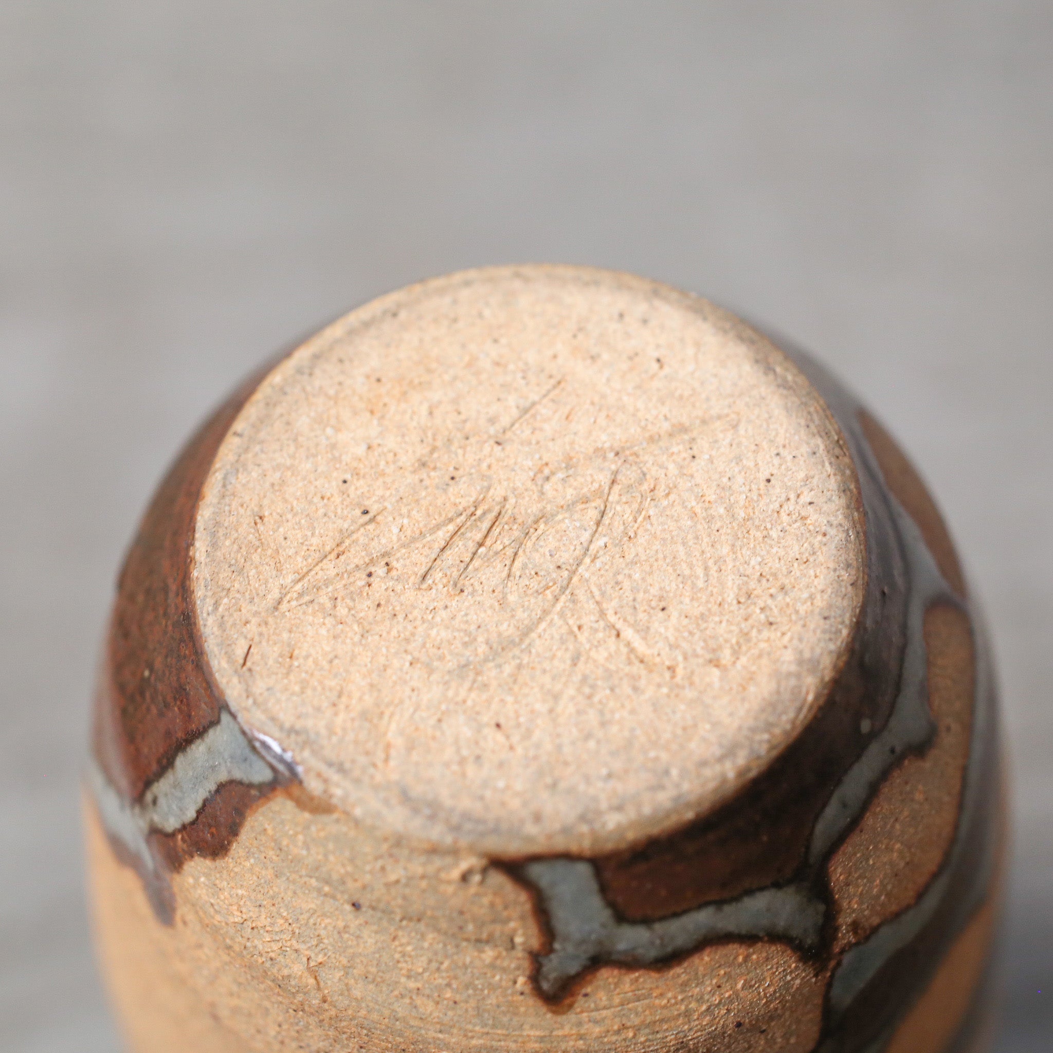 Vase With Hand-Shaped Pattern / 手の跡のついた花器