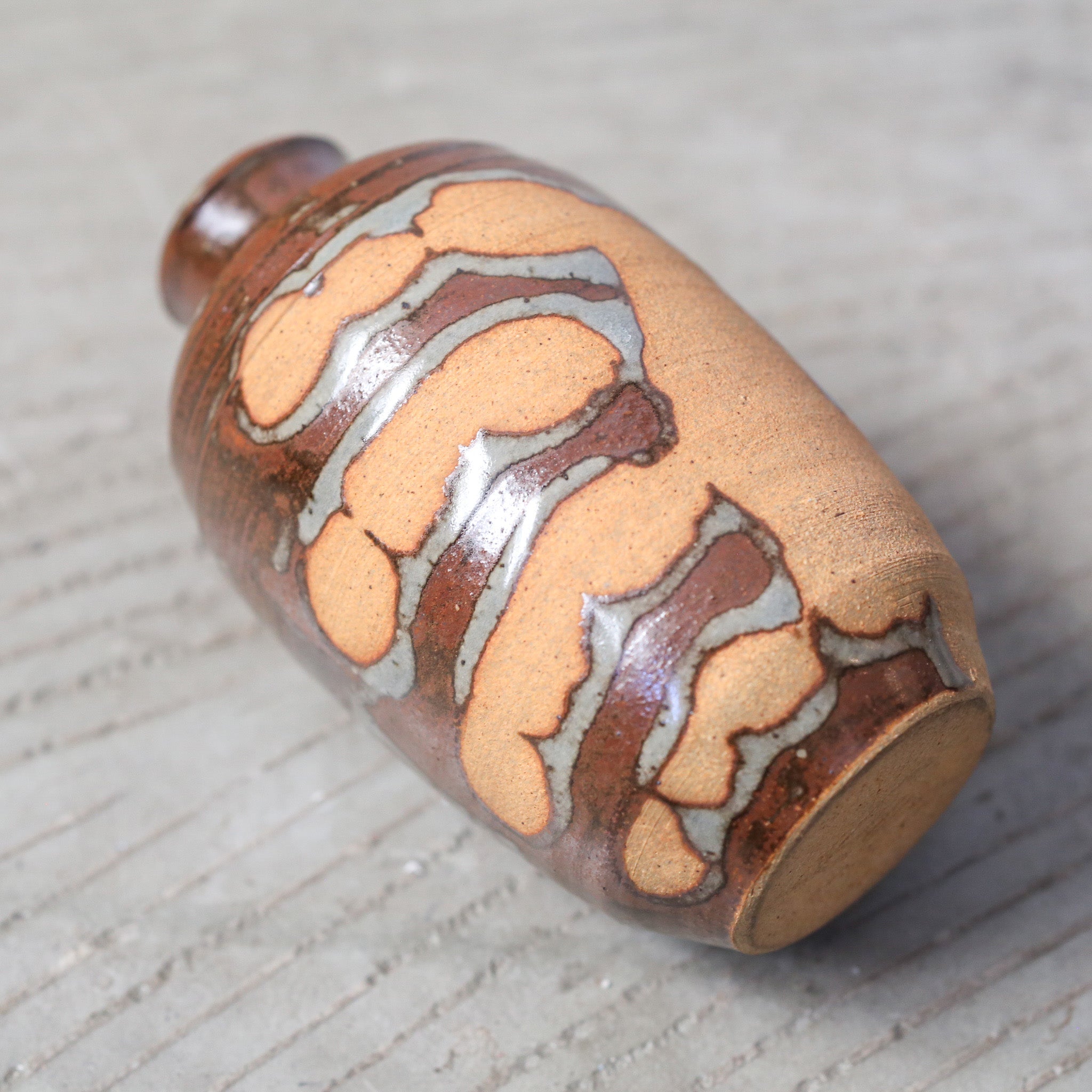 Vase With Hand-Shaped Pattern / 手の跡のついた花器