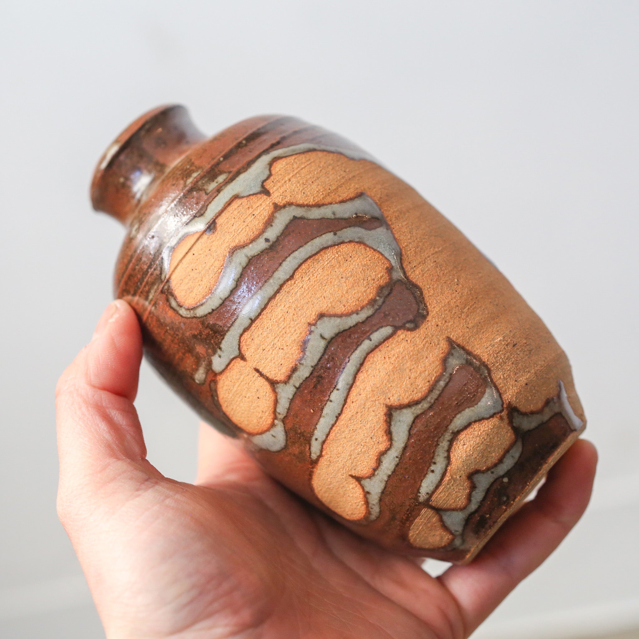 Vase With Hand-Shaped Pattern / 手の跡のついた花器