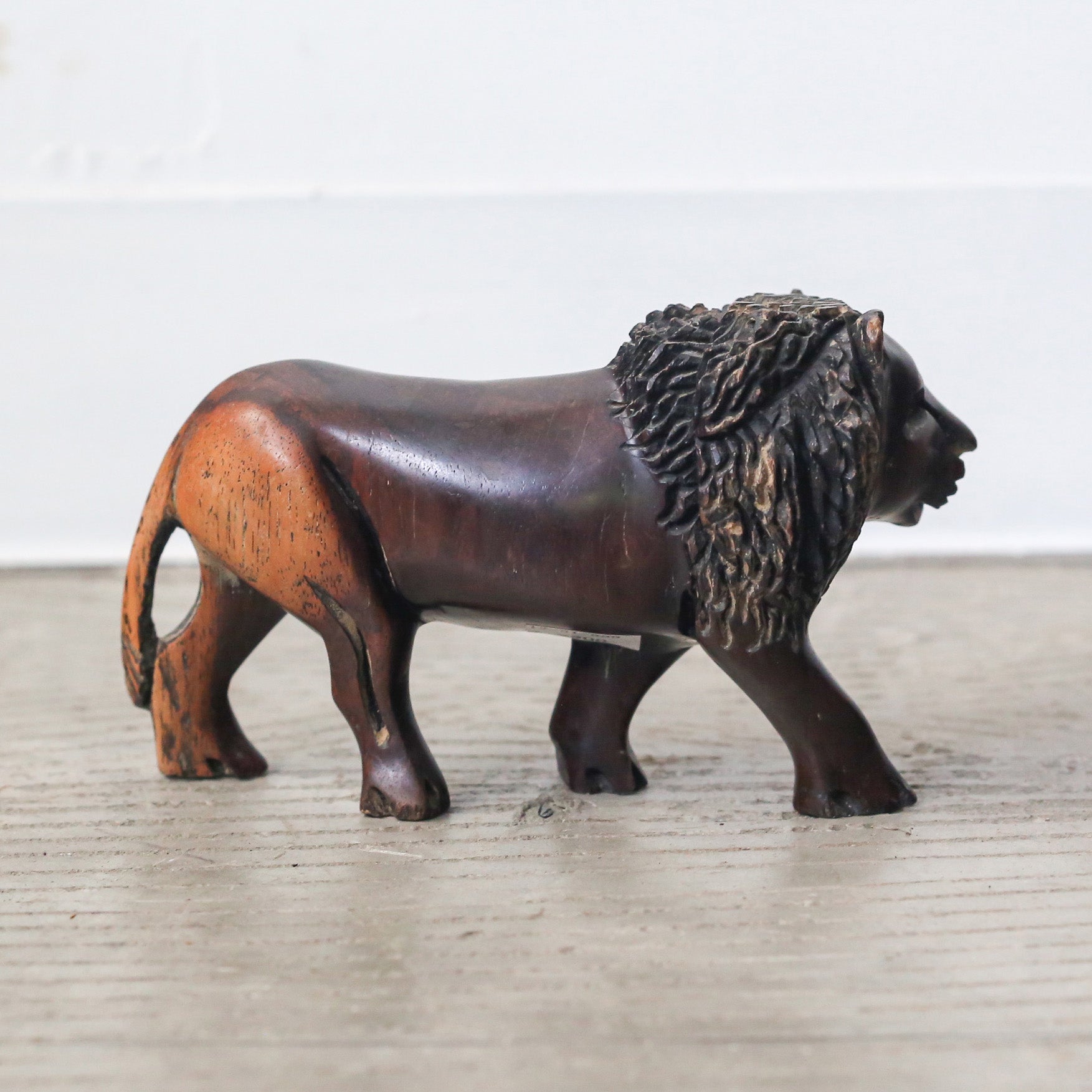 Wooden Lion / 木製のライオン