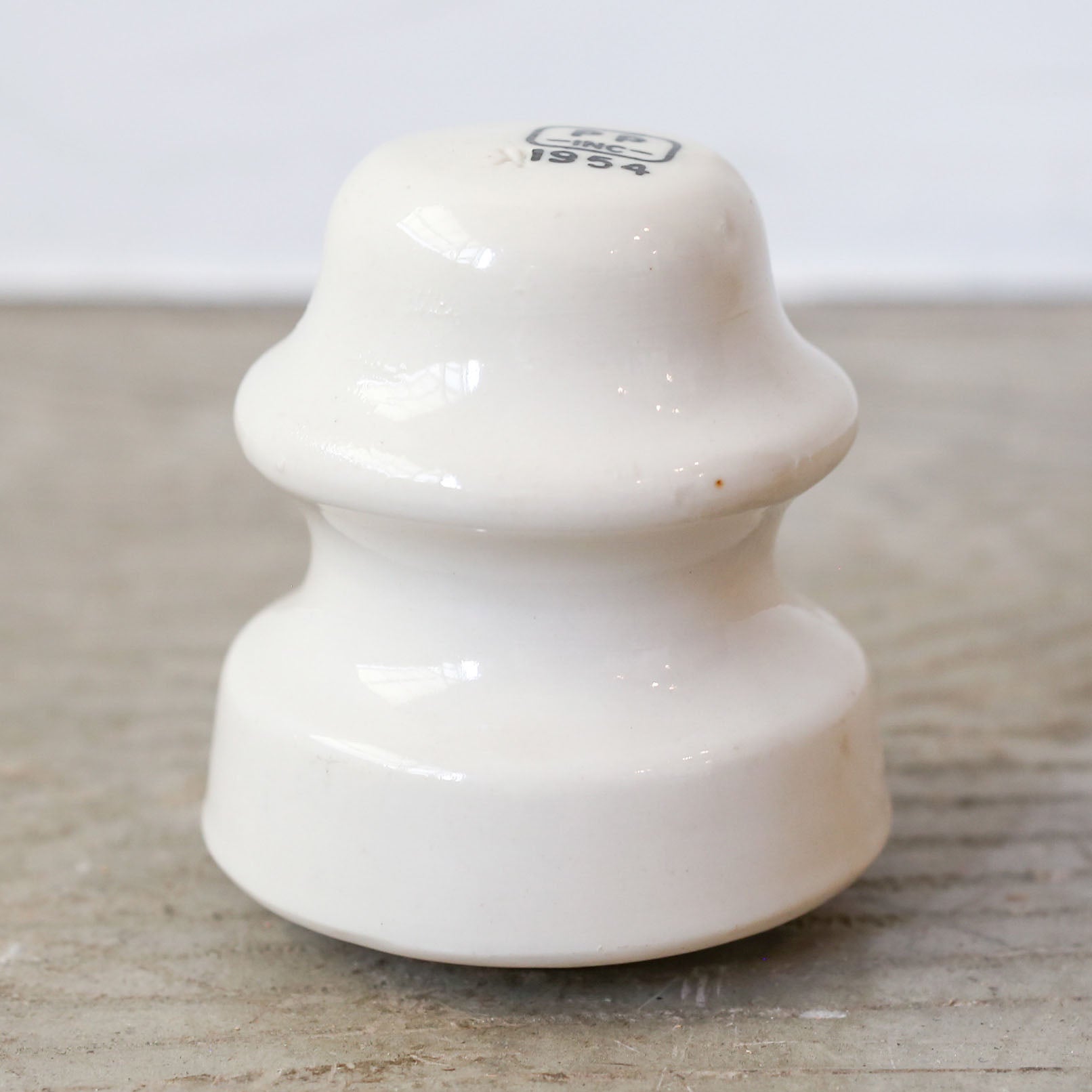 Ceramic Insulator / セラミックの碍子