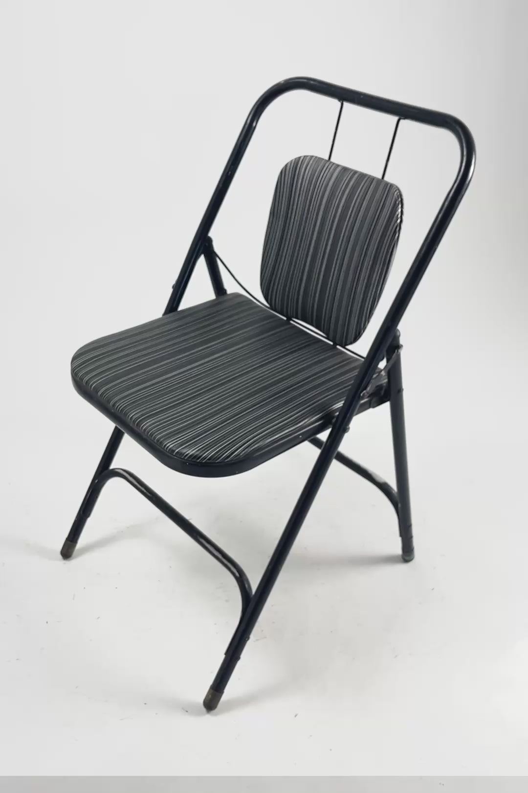 Load video: Metal Frame Folding Chair / メタルフレーム折りたたみ椅子
