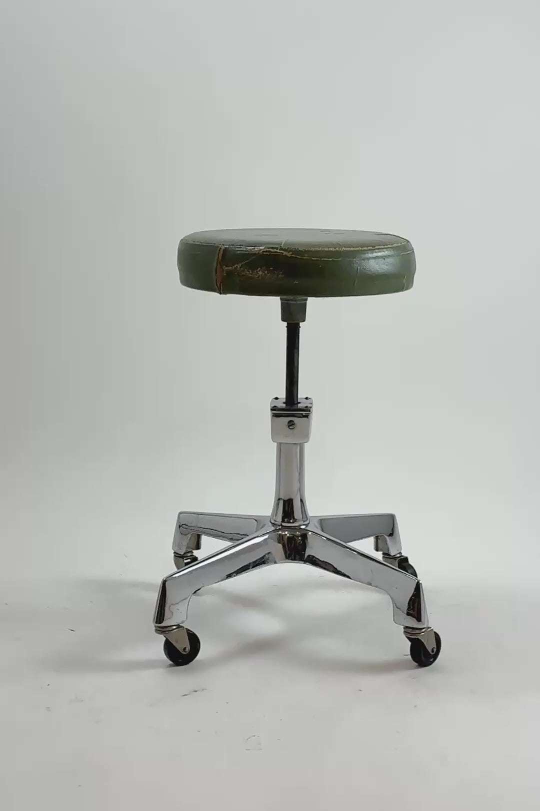 Load video: Adjustable Chrome Caster Stool by F&amp;F Koenigkramer  / 昇降式クローム脚キャスター付スツール
