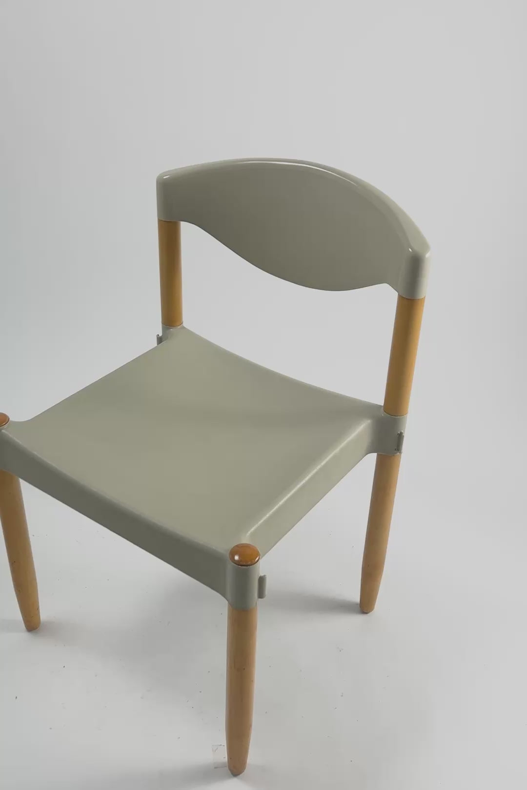 ビデオを読み込む: Stacking The Strax chair by CASARA / スタッキング Straxチェア CASALA