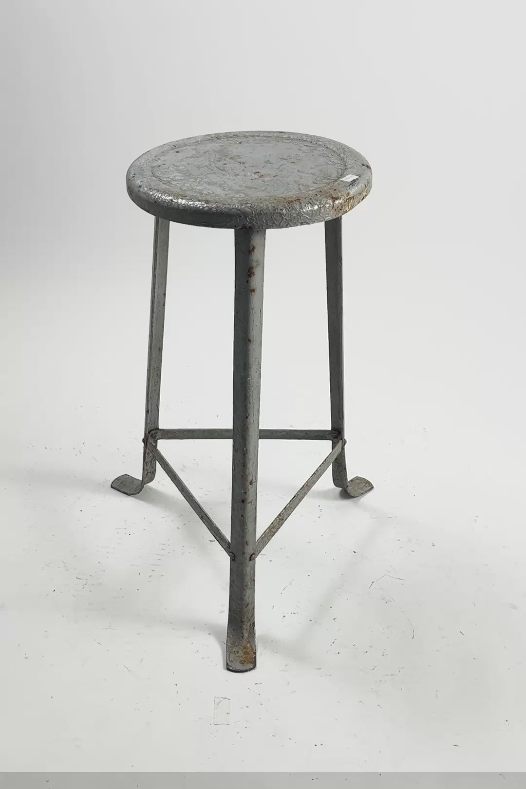 ビデオを読み込む: Vintage Metal 3-Legged Stool / ヴィンテージ メタル 3本脚 スツール