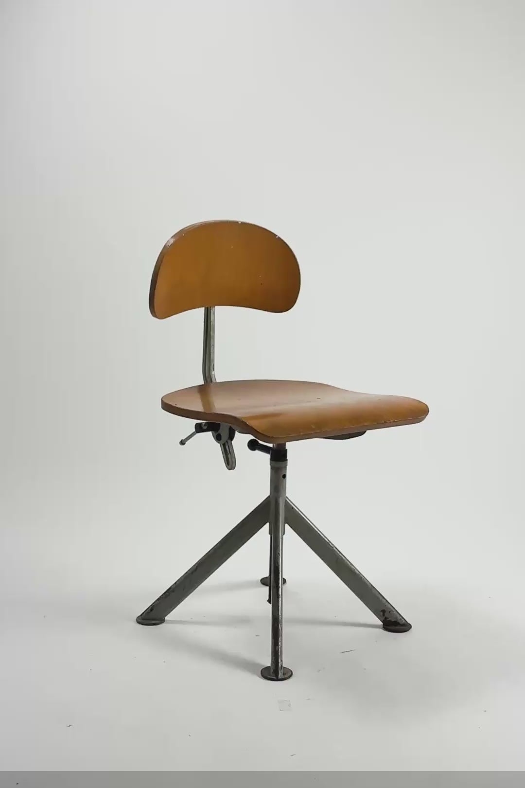 ビデオを読み込む: Wooden Swivel &amp; Adjustable Chair / 木製昇降チェア