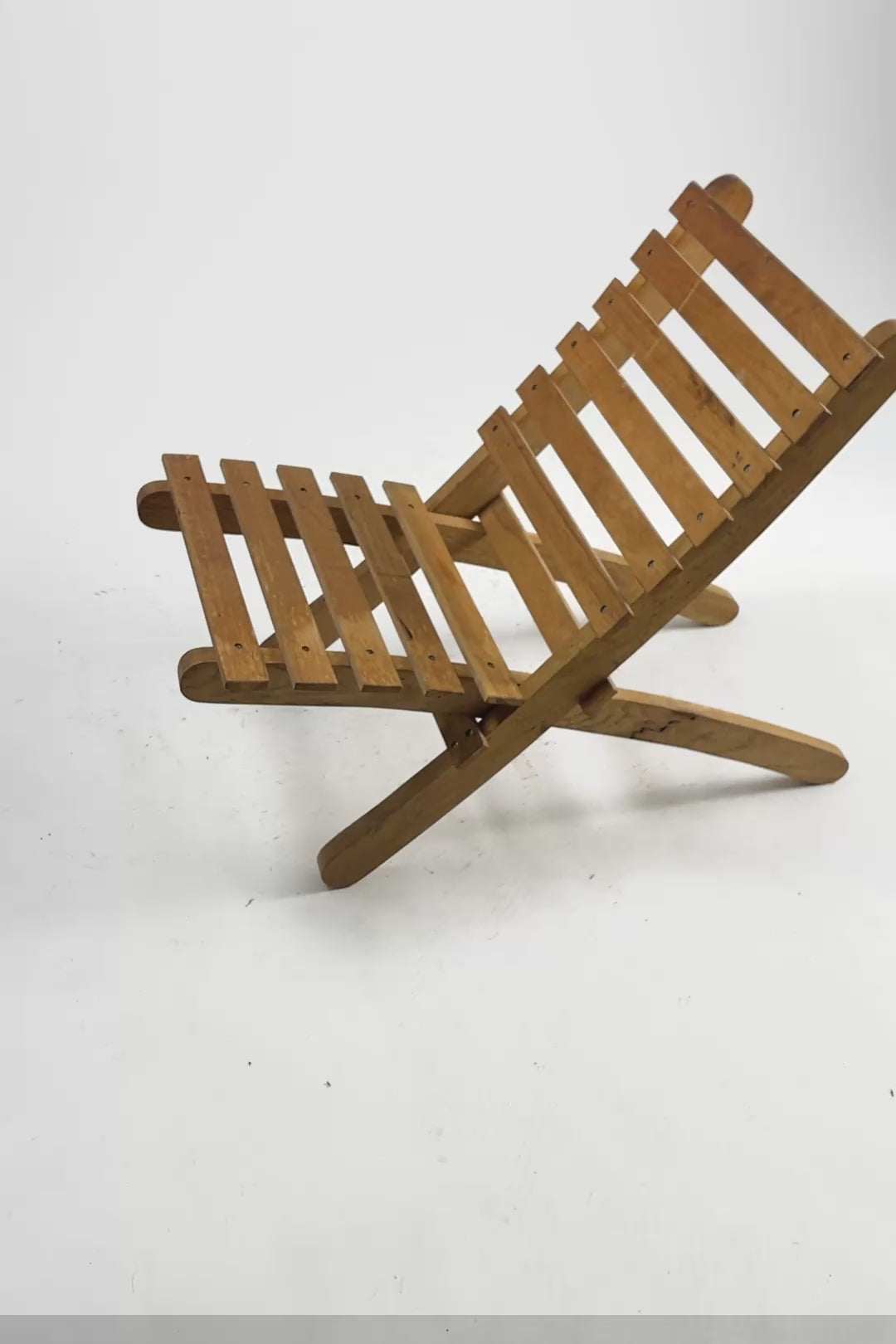 ビデオを読み込む: Collapsible Slat Chair / 折りたたみ式 スラットチェア