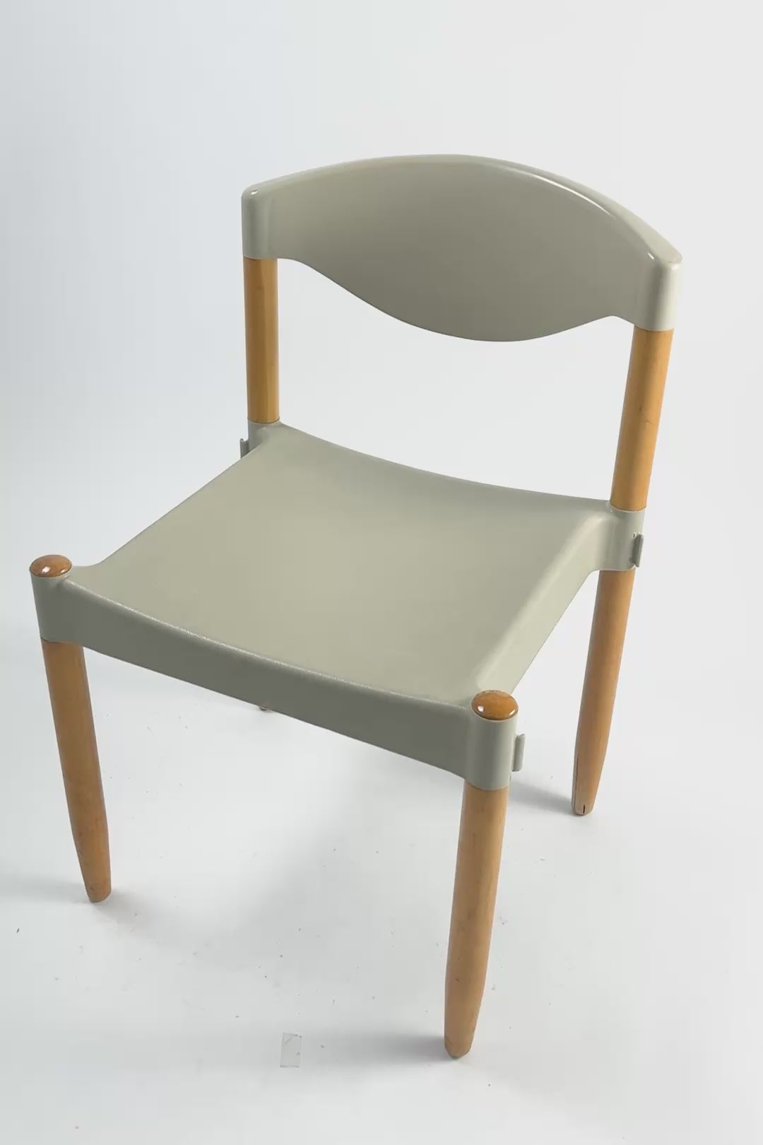 ビデオを読み込む: Stacking The Strax chair by CASARA / スタッキング Straxチェア CASARA