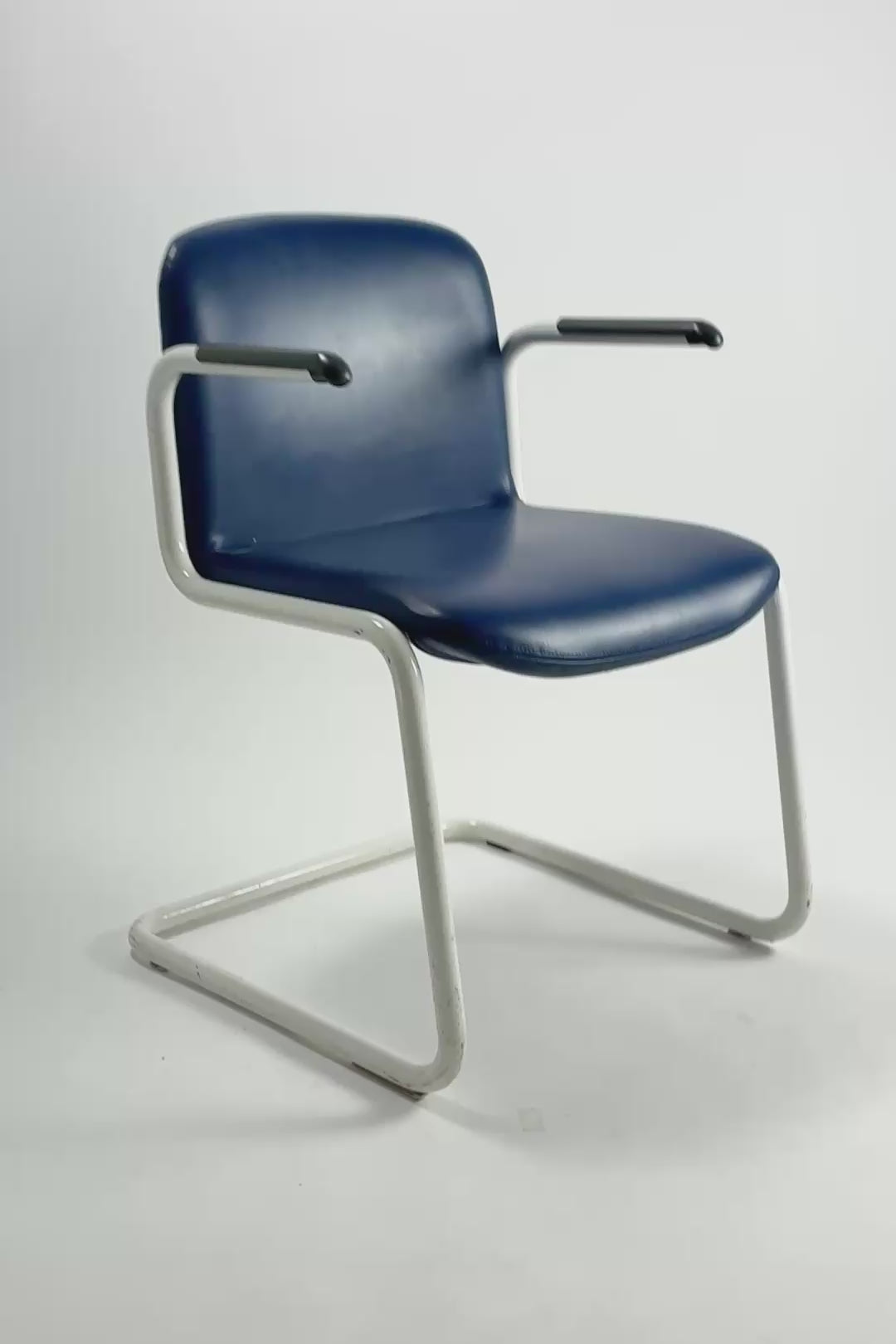 Load video: Kinetics Furniture Cantilever Armchair / キネティクス・ファニチャー カンチレバー アームチェア