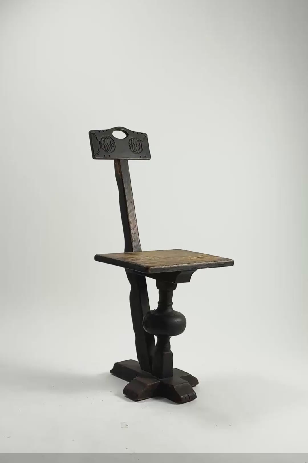 ビデオを読み込む: Wooden Primitive Spinning Chair / 木製プリミティブスピニングチェア