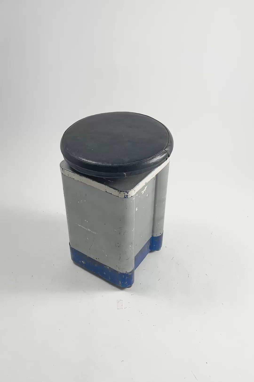 Load video: Metal Base Adjustable Stool / メタルベース スツール