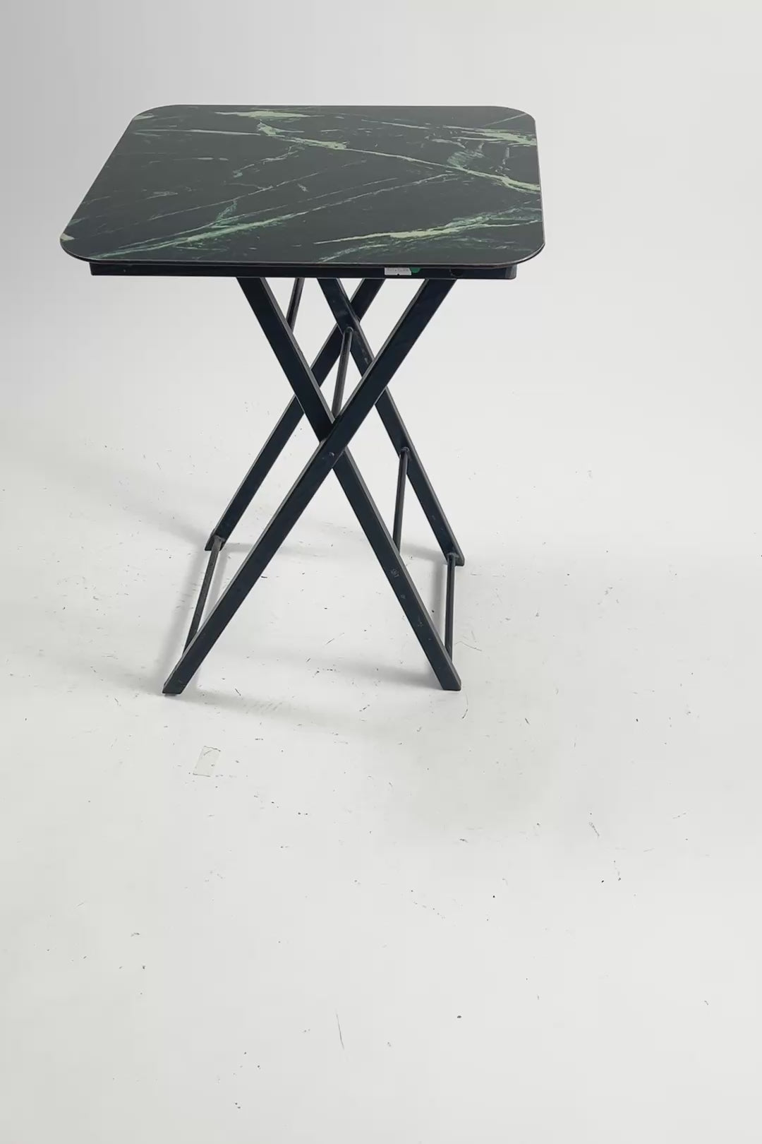 ビデオを読み込む: Folding Side Table Green &amp; Black / 折りたたみ サイドテーブル (グリーン &amp; 黒天板)