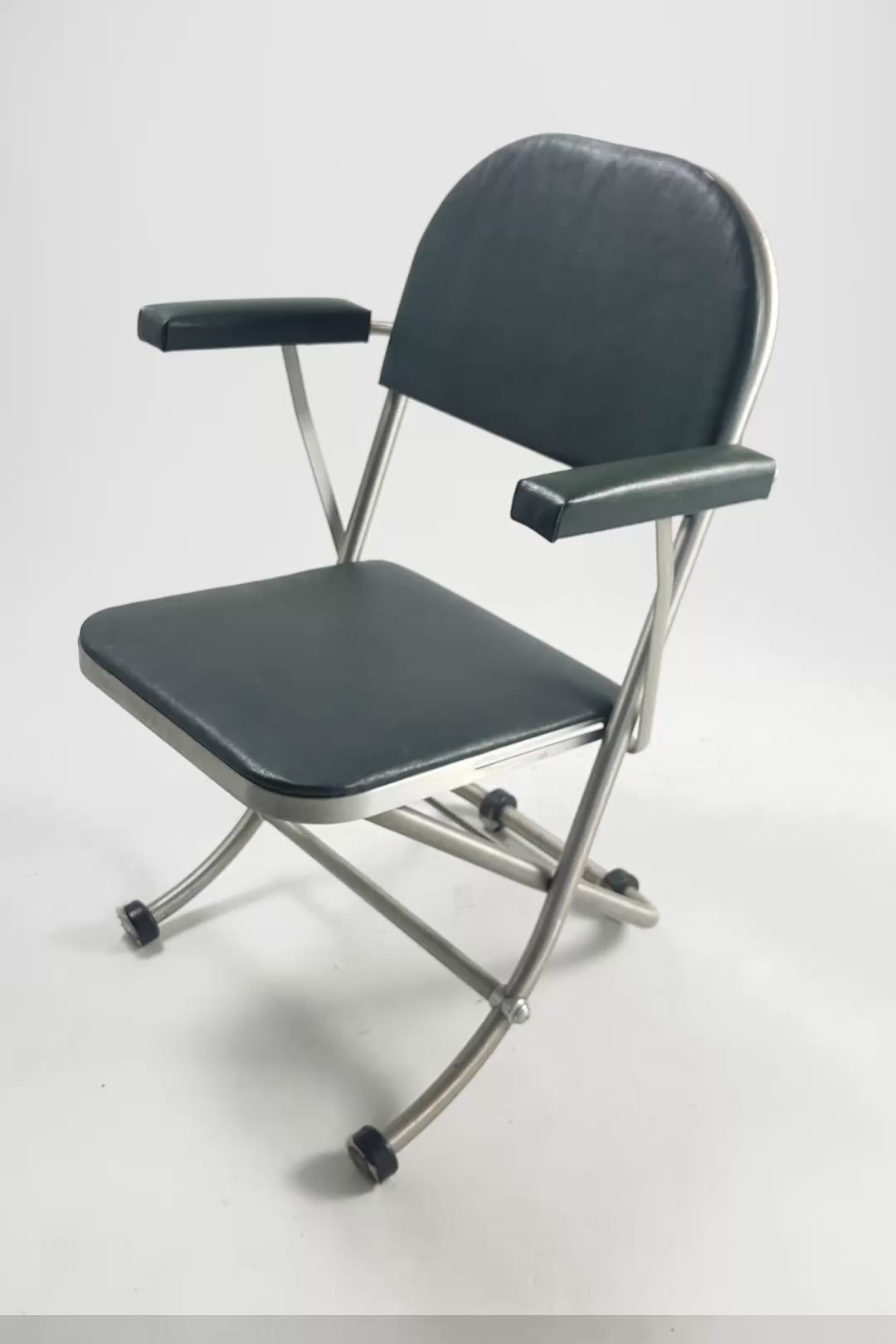 Load video: Green Fabric Folding Chair / 緑ファブリック 折りたたみイス