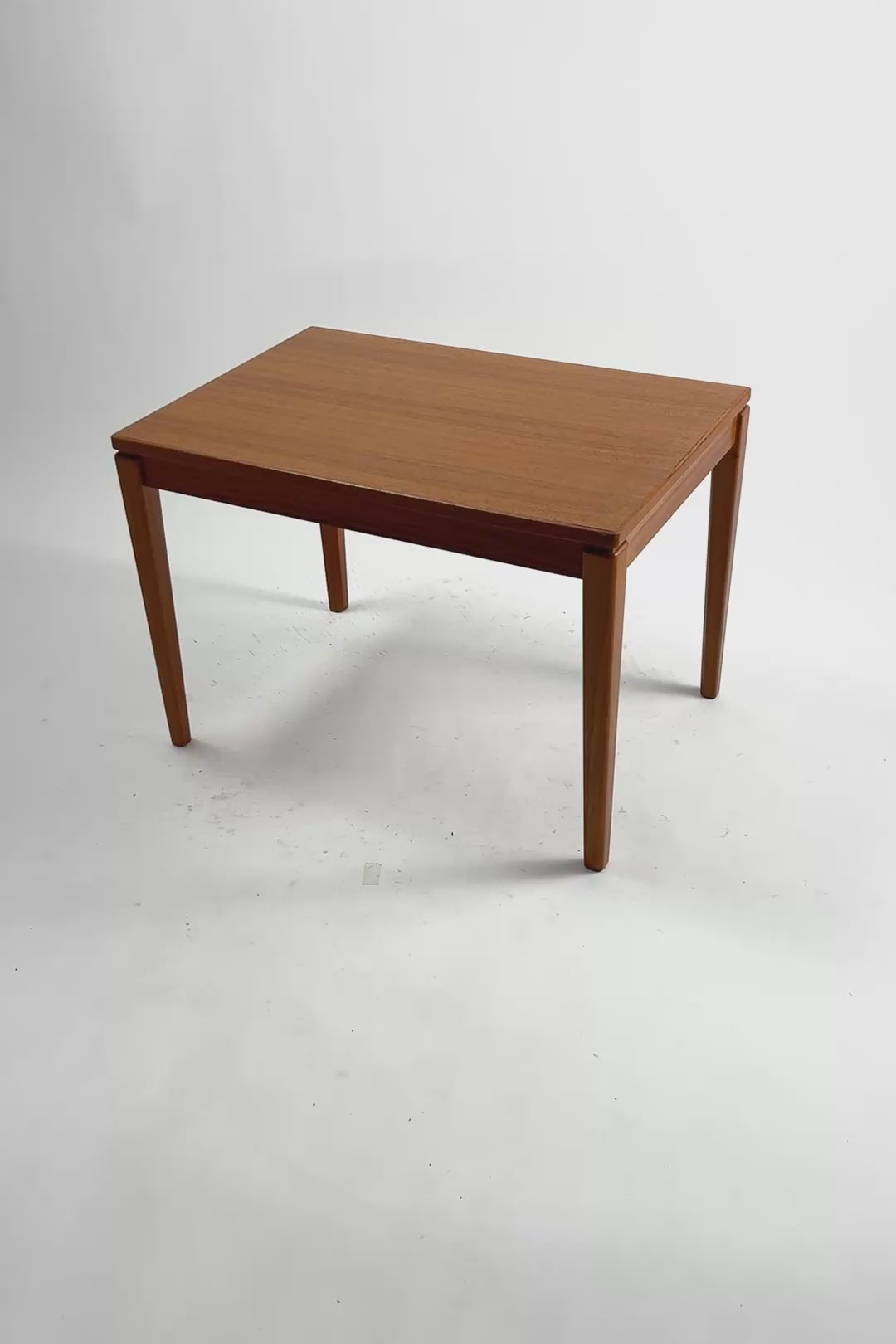 ビデオを読み込む: Swedish Vintage Teak Coffee Table / スウェーデン製 ヴィンテージ チーク コーヒーテーブ